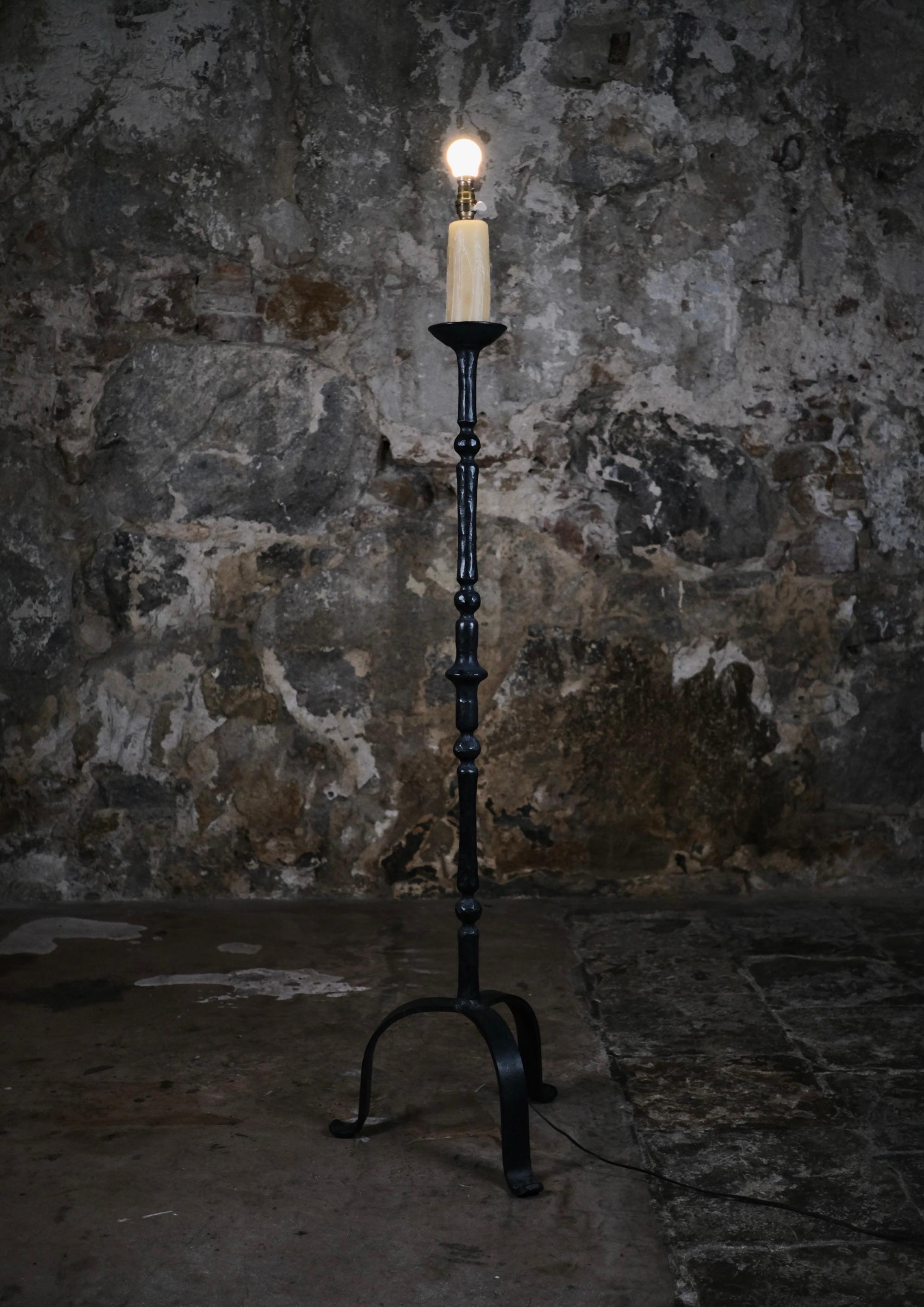 Français Lampadaire en fer forgé martelé, fabriqué en Bretagne, France, années 1980. en vente