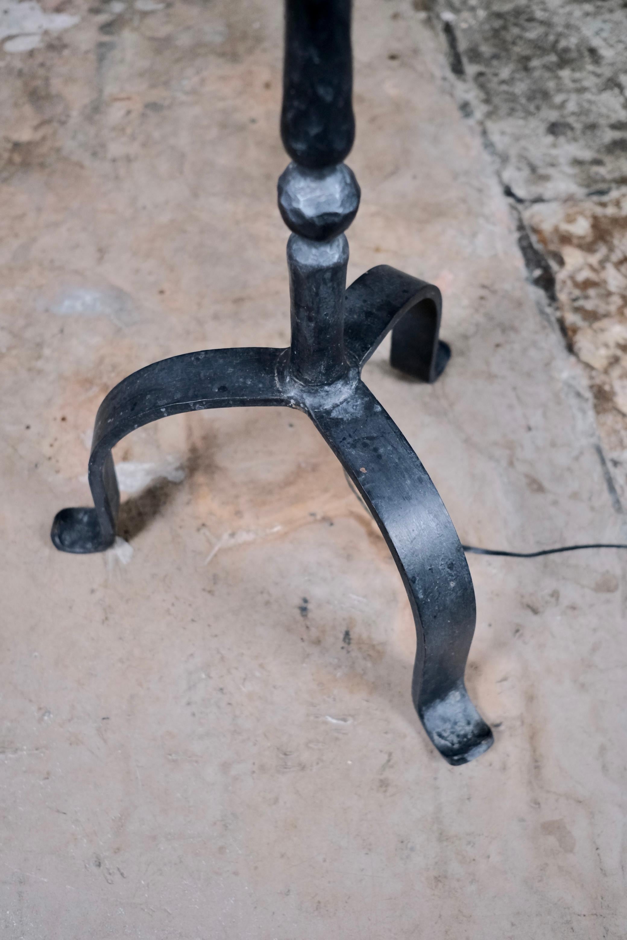 Sculpté à la main Lampadaire en fer forgé martelé, fabriqué en Bretagne, France, années 1980. en vente