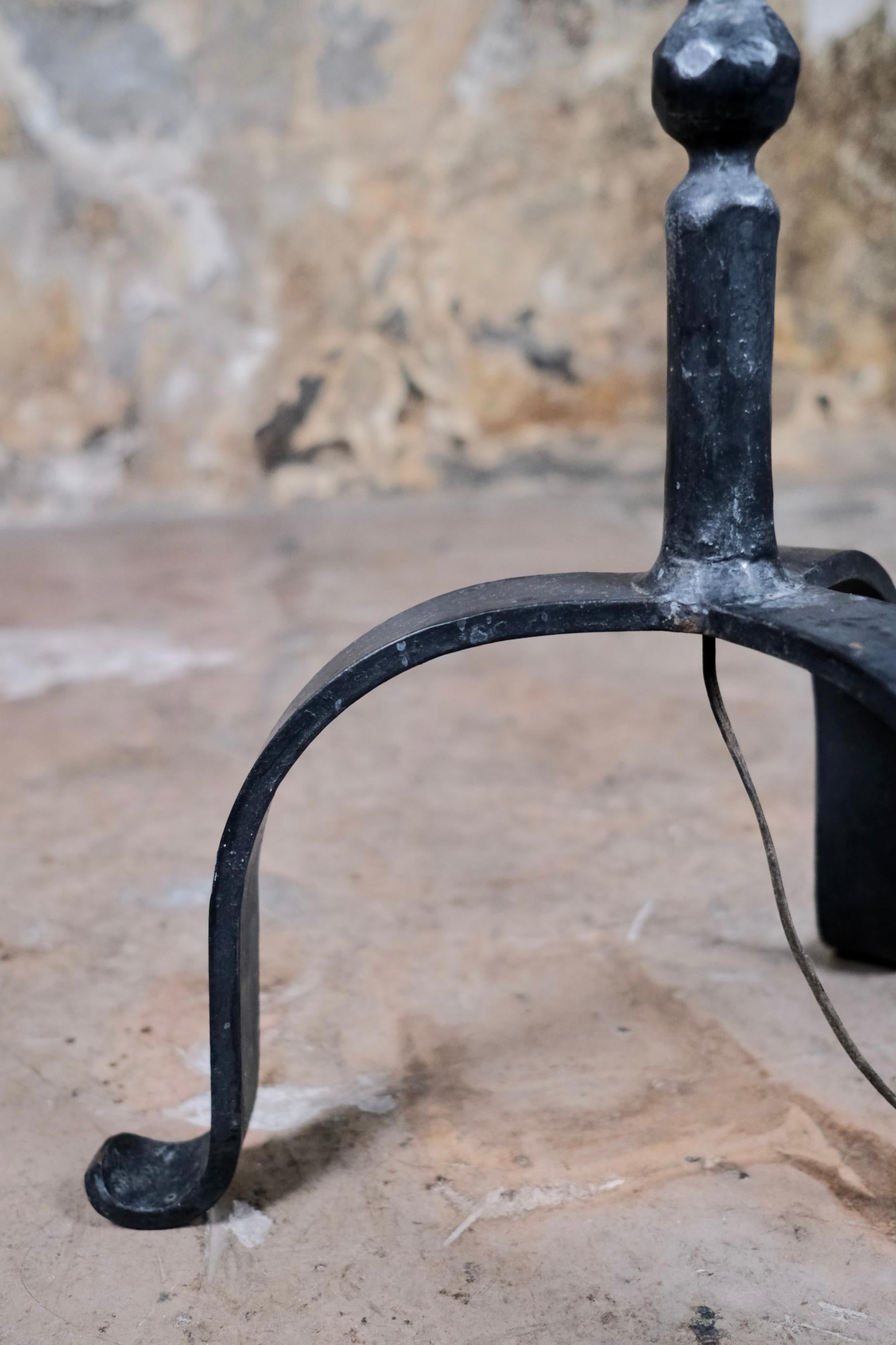 Lampadaire en fer forgé martelé, fabriqué en Bretagne, France, années 1980. Bon état - En vente à Lyon, FR