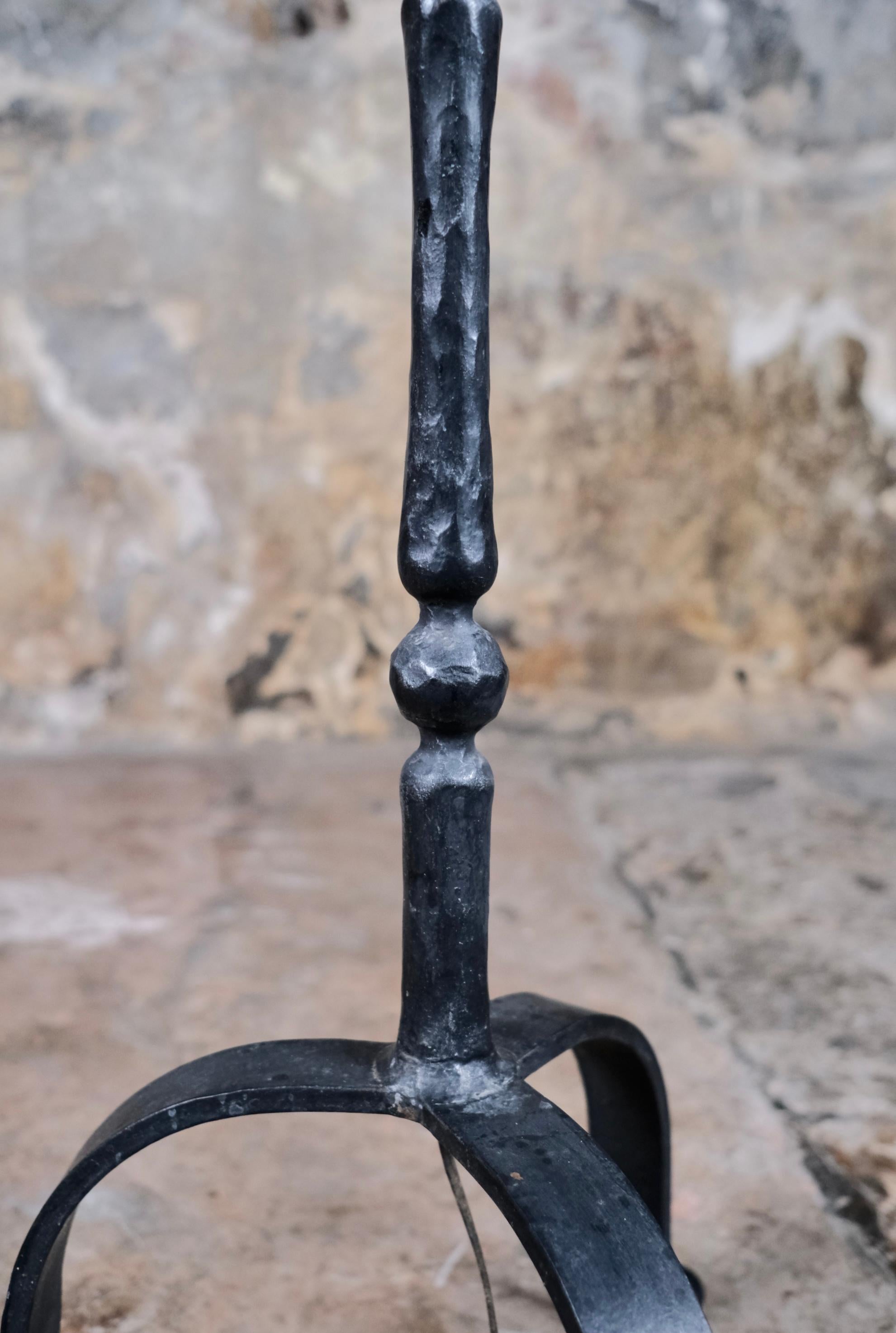 Fin du 20e siècle Lampadaire en fer forgé martelé, fabriqué en Bretagne, France, années 1980. en vente