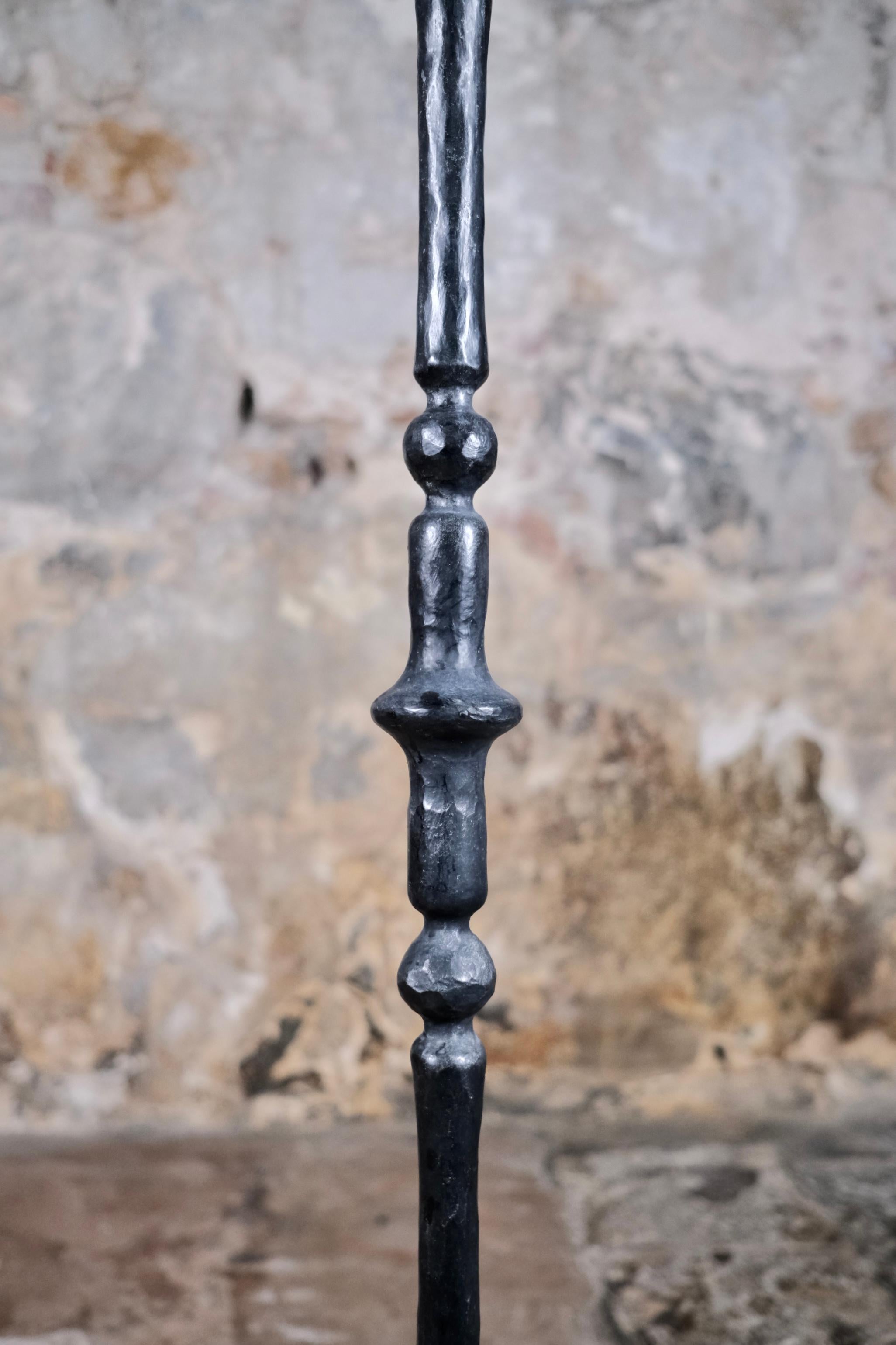 Fer forgé Lampadaire en fer forgé martelé, fabriqué en Bretagne, France, années 1980. en vente