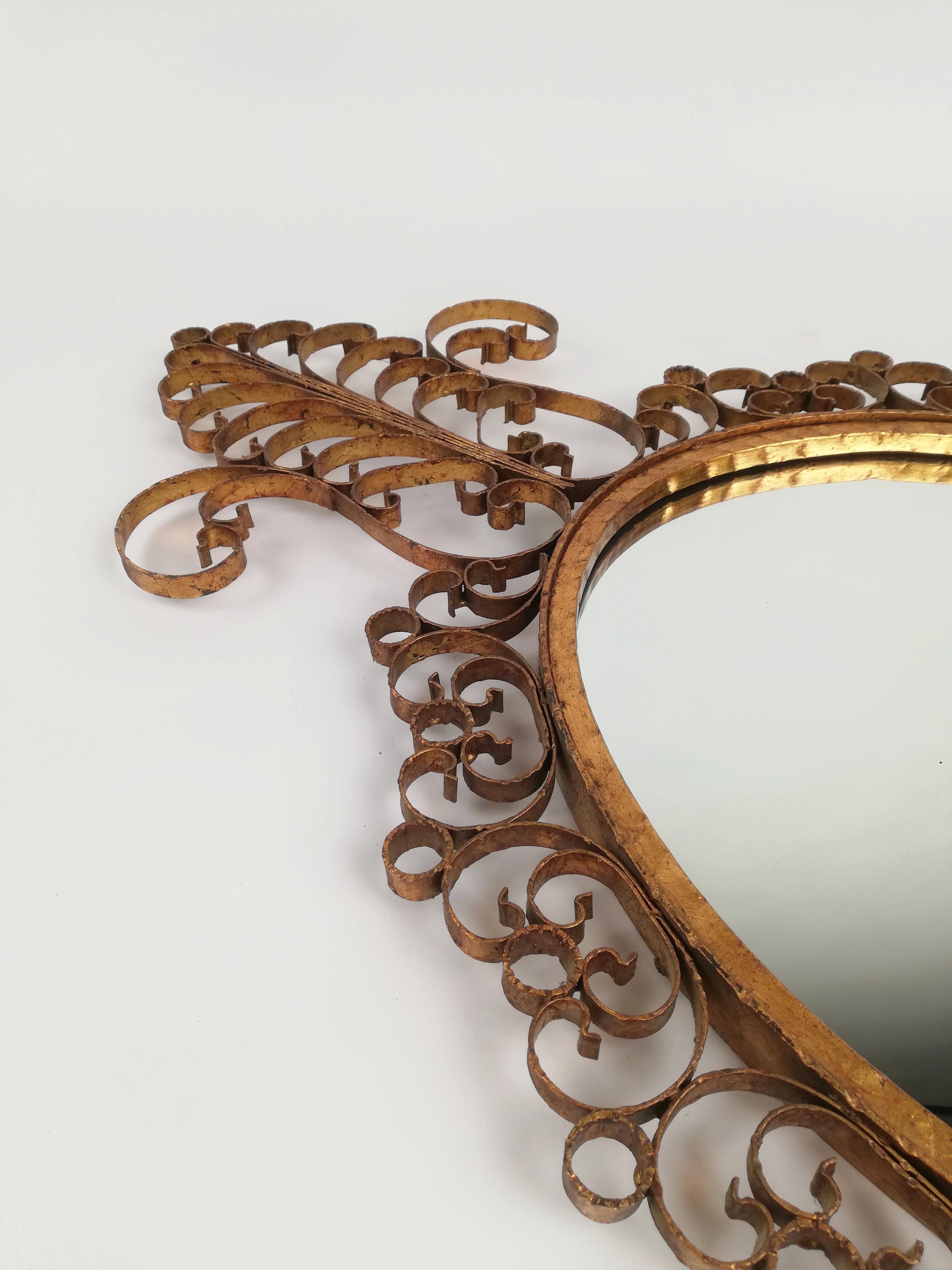 20ième siècle Miroir doré en fer forgé martelé dans le style de Pierluigi Colli, Italie, 1950 en vente