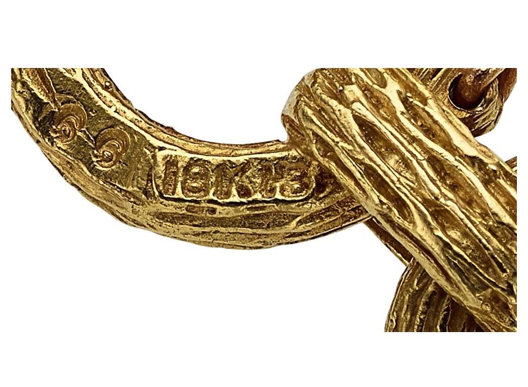 Gorgeous 18k gold textured link necklace.
Features approximately 10 mm links of solid bark-like textured gold.
Piece is in good condition. Shows few signs of aging or wear.
Featured in Heritage 