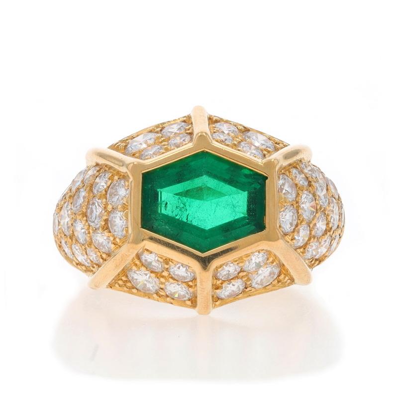 Marca: Hammerman Brothers
Época: Vintage

Contenido de metal: Oro amarillo de 18 quilates

Información sobre Stone

Esmeralda natural
Tratamiento: Engrase
Quilate(s) 2,05 ct
Corte: Hexagonal
Origen: Zambia
Certificado por: AGL
Número de informe: