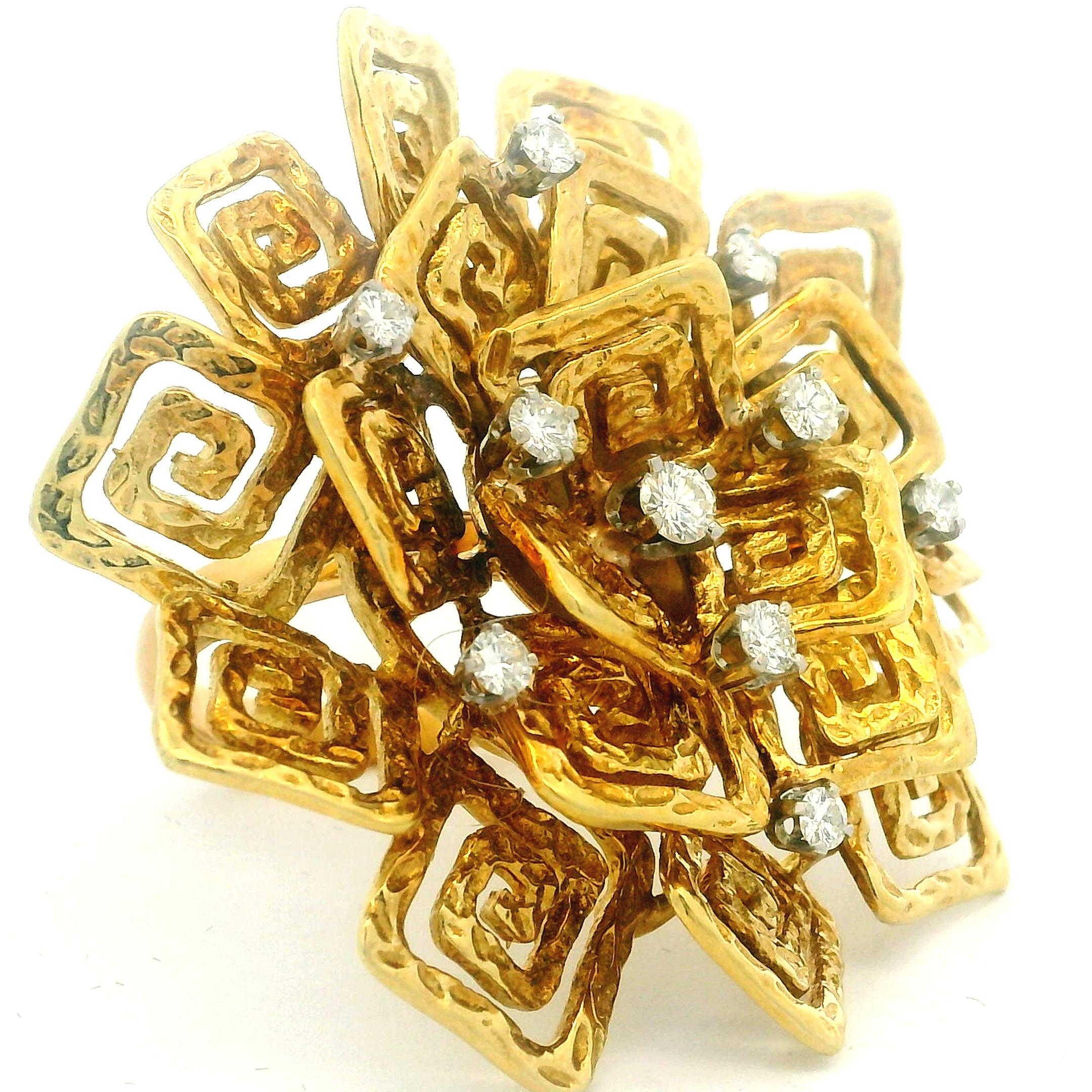 Ein einzigartiger skulpturaler Statement-Ring aus 18 Karat Gelbgold von Hammerman Brothers, um 1960, entworfen in einer ausdrucksstarken brutalistischen/modernen Formation aus geschichteten, durchbrochenen geometrischen Tafeln. Die dreidimensionale