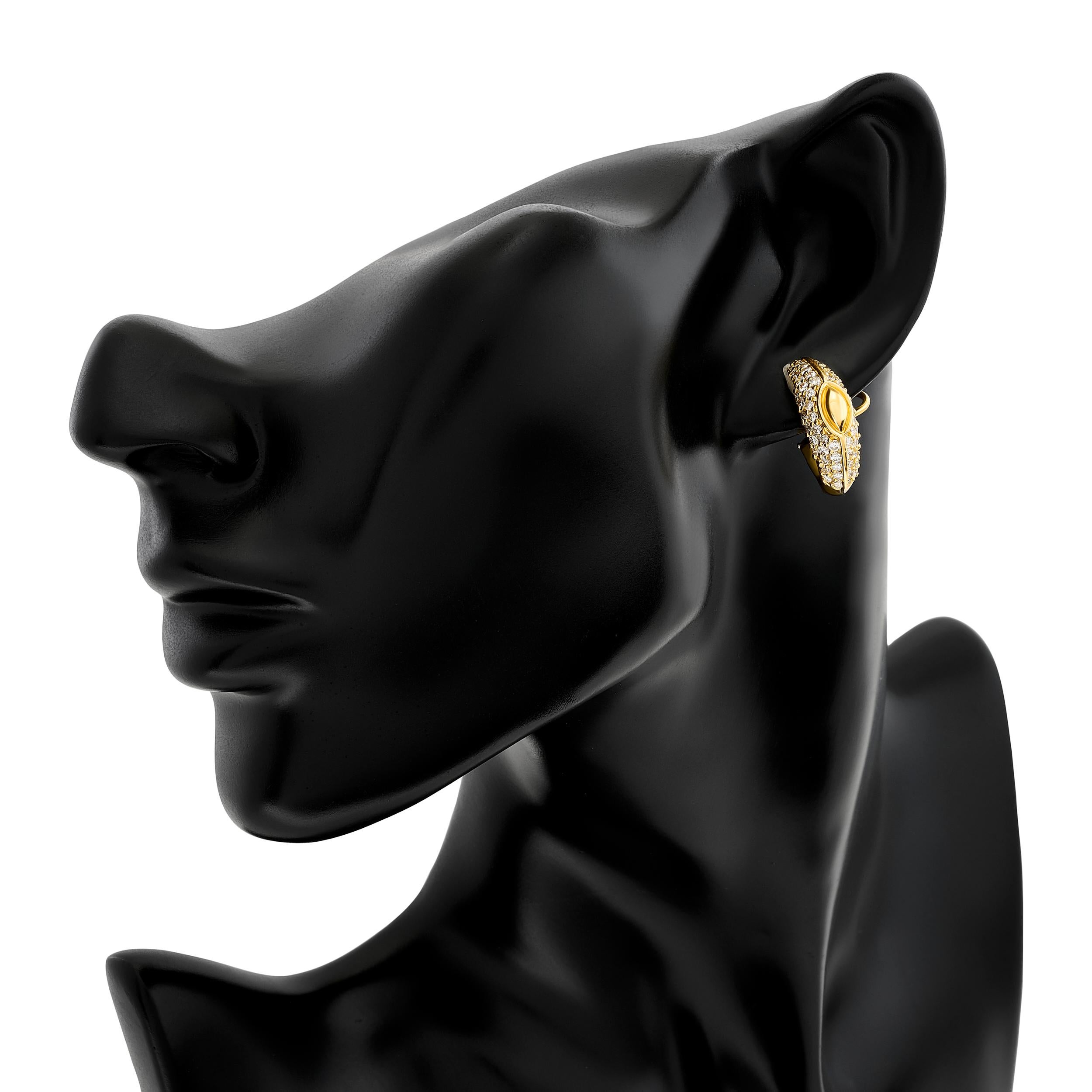 Eine Mischung aus Luxus und Raffinesse mit diesen Hammerman Brother Ohrringen, die sorgfältig aus 18 Karat Gelbgold gefertigt und mit funkelnden Diamanten verziert sind.

Diese Ohrringe bestehen aus 64 runden Diamanten mit einem Gewicht von ca. 3,00