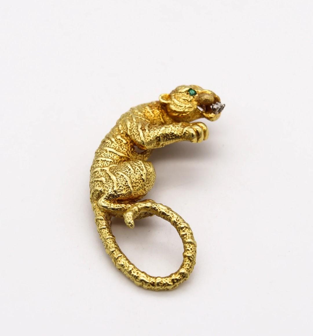 Modernist Hammerman Brothers 1970 Tiger Brooch in 18Kt Gold with Emerald and Diamonds