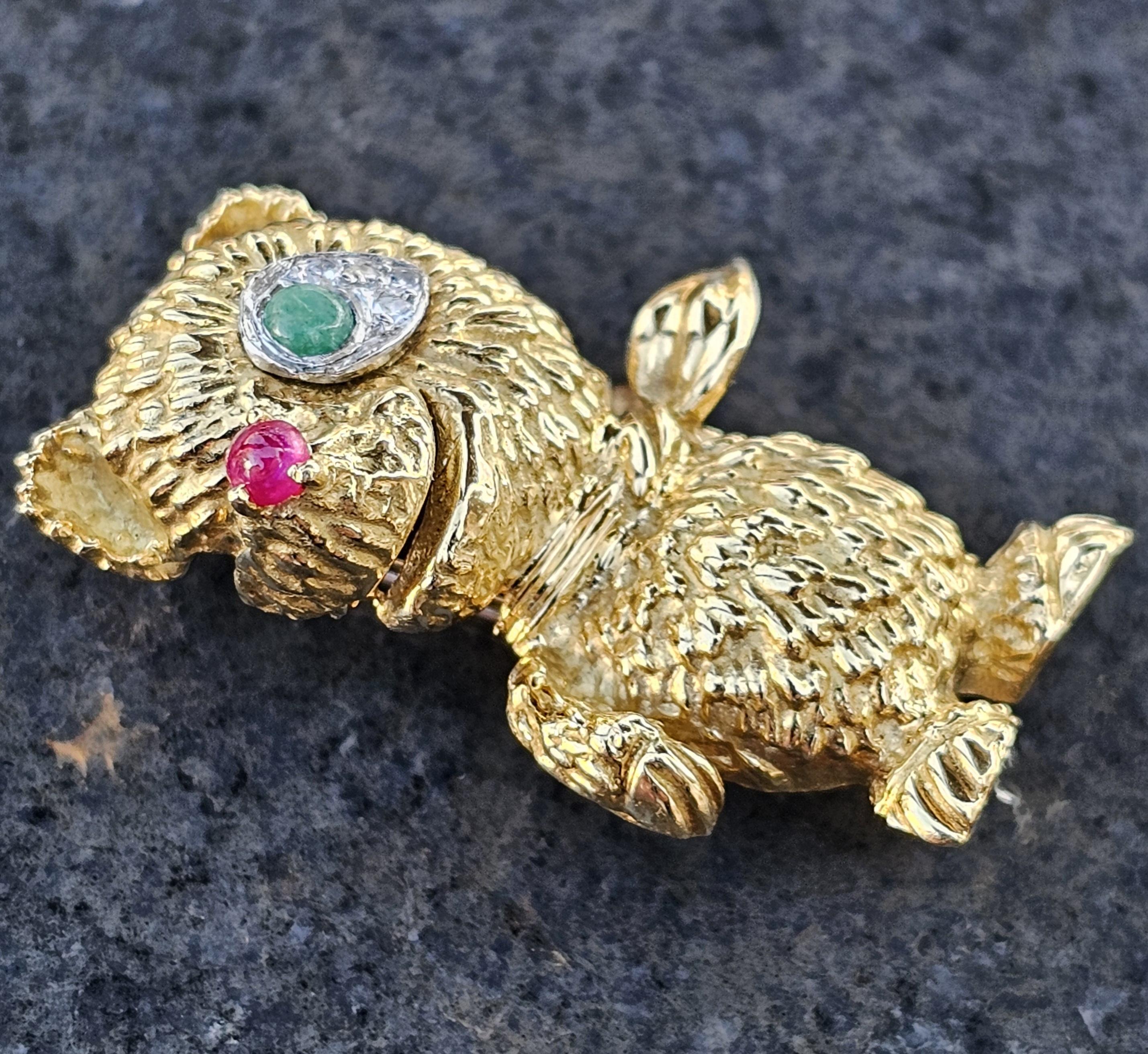 Voici une broche des frères Hammerman datant du 21e siècle, ornée d'un ours fantaisiste.

La broche est réalisée en or jaune 18 carats avec des accents de platine. Il présente un rubis cabochon pour le nez et une émeraude cabochon entourée de