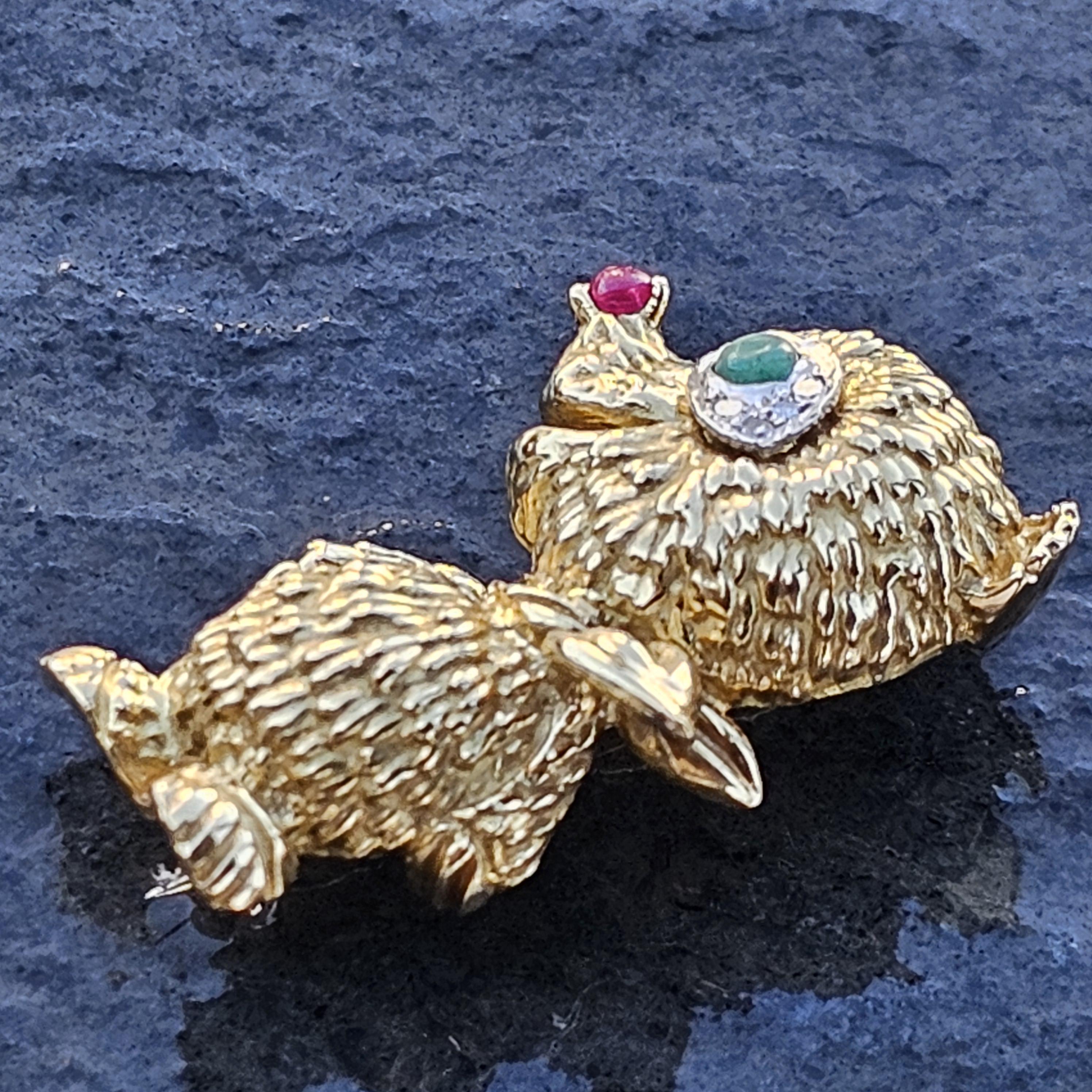 Taille cabochon Hammerman Brothers Broche ours en or jaune 18 carats, platine, rubis, émeraude et diamant en vente