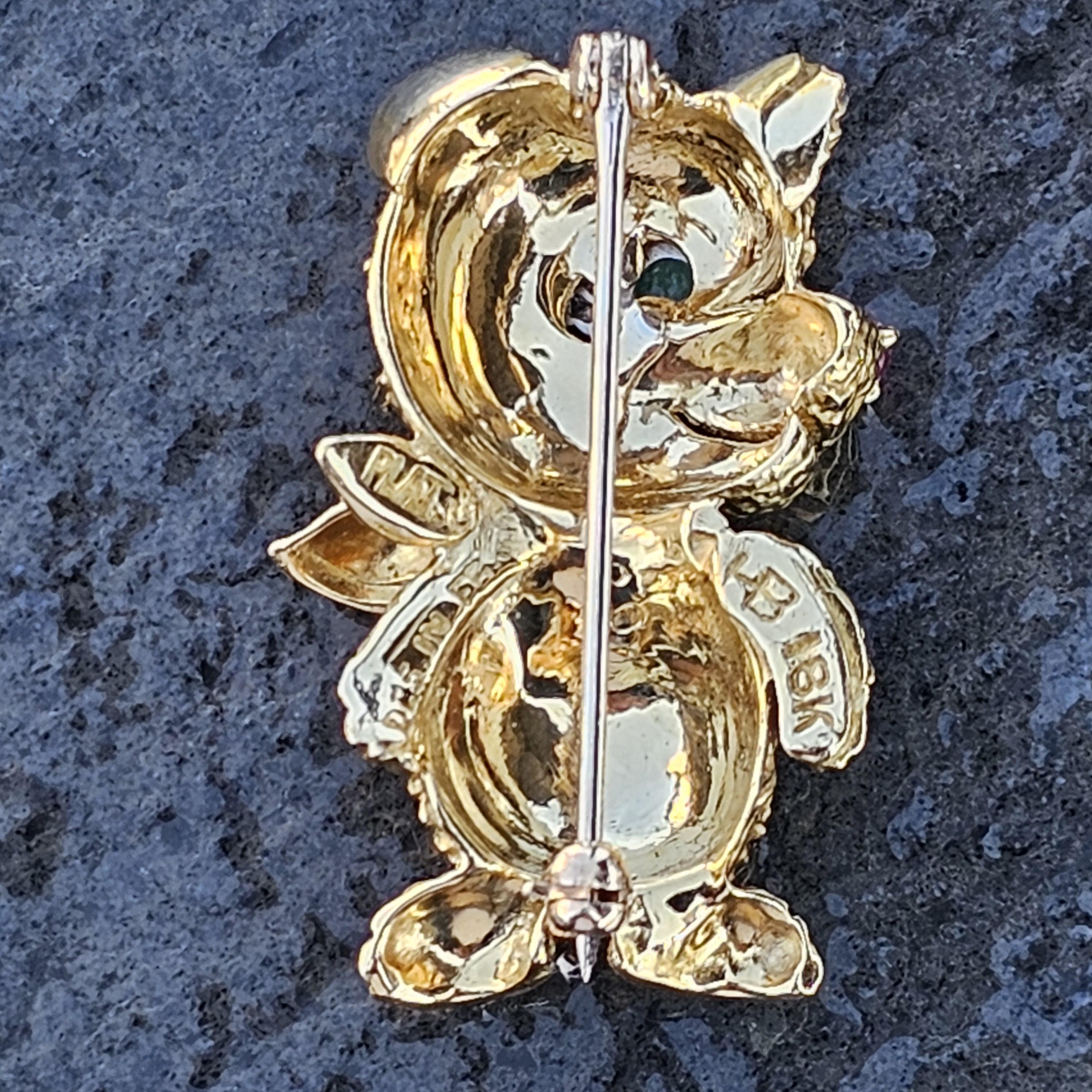 Hammerman Brothers Broche ours en or jaune 18 carats, platine, rubis, émeraude et diamant Bon état - En vente à Northbrook, IL