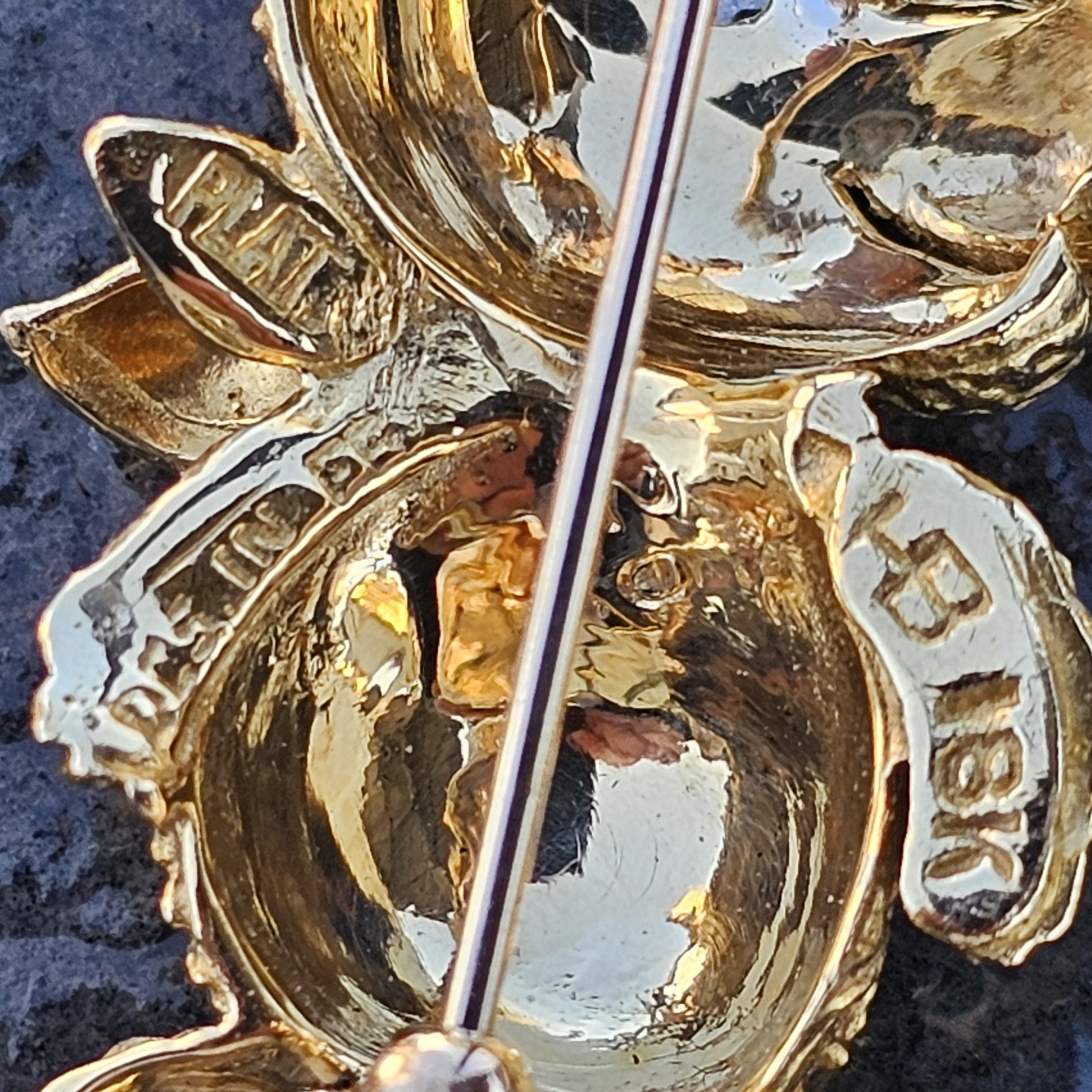 Hammerman Brothers Broche ours en or jaune 18 carats, platine, rubis, émeraude et diamant en vente 2