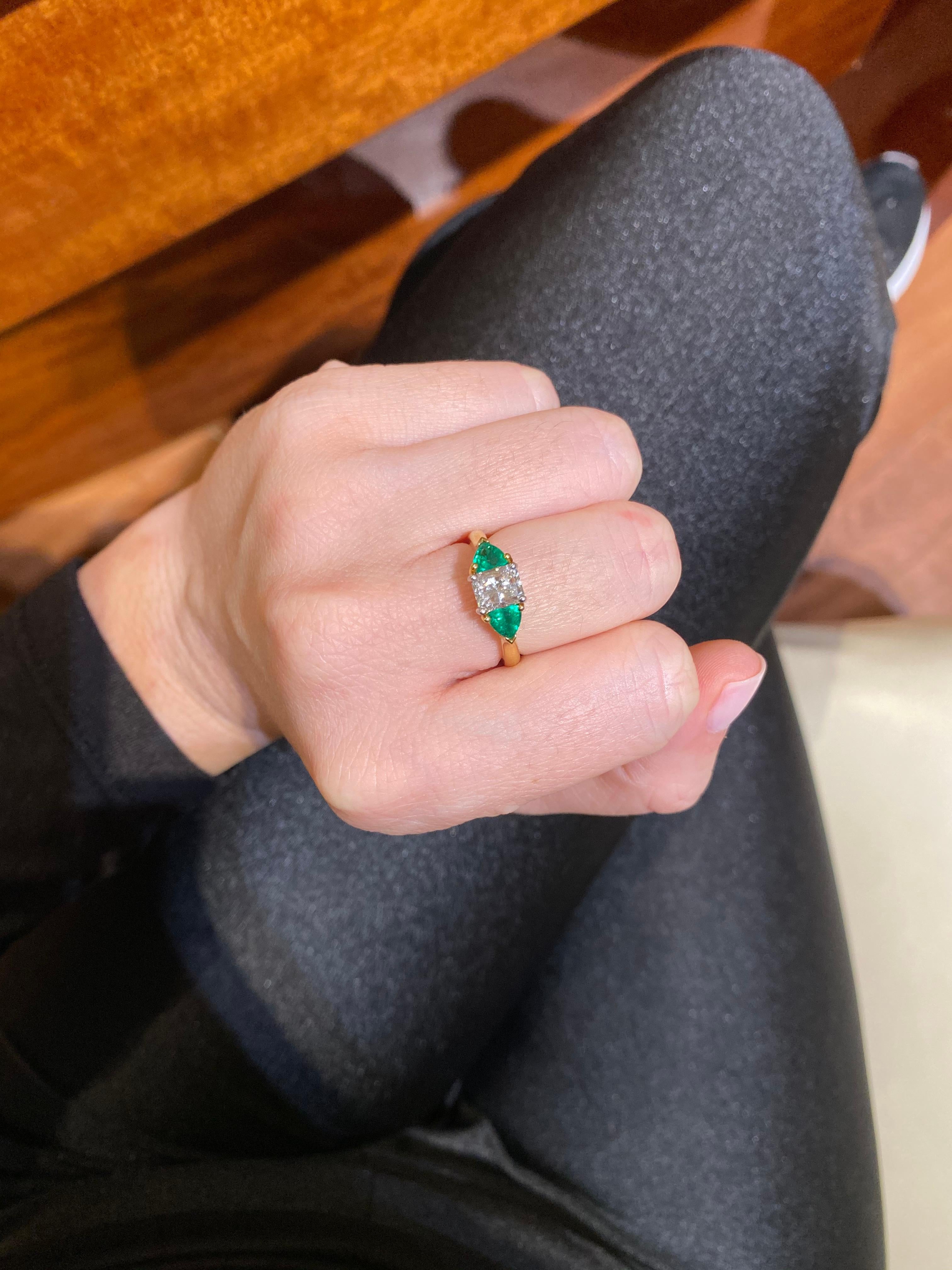 Hammerman Brothers Diamond and Emerald Ring In New Condition For Sale In New York, NY
