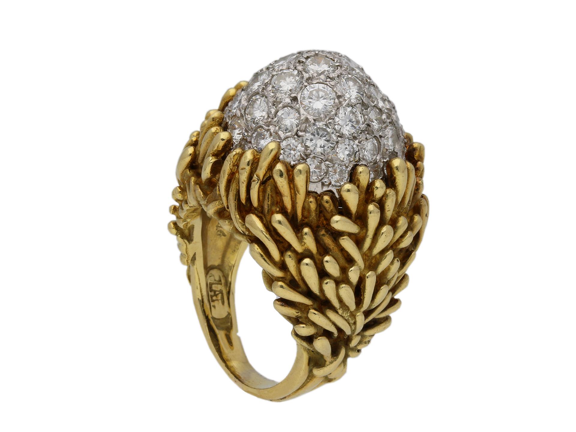 Anello con diamante a grappolo di Hammerman Brothers. Con quarantotto diamanti rotondi taglio brillante incastonati in castoni aperti sul retro, per un peso complessivo di circa 4,50 carati, l'imponente anello è caratterizzato da una cupola centrale