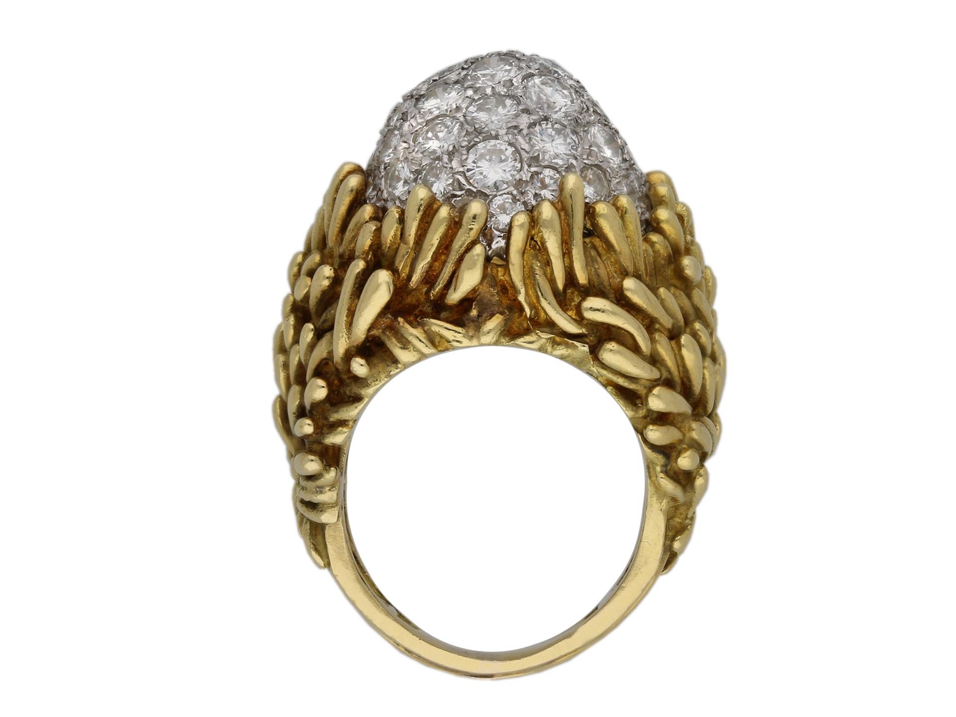 Taglio rotondo Anello a grappolo con diamanti Hammerman Brothers, 1960 circa. in vendita