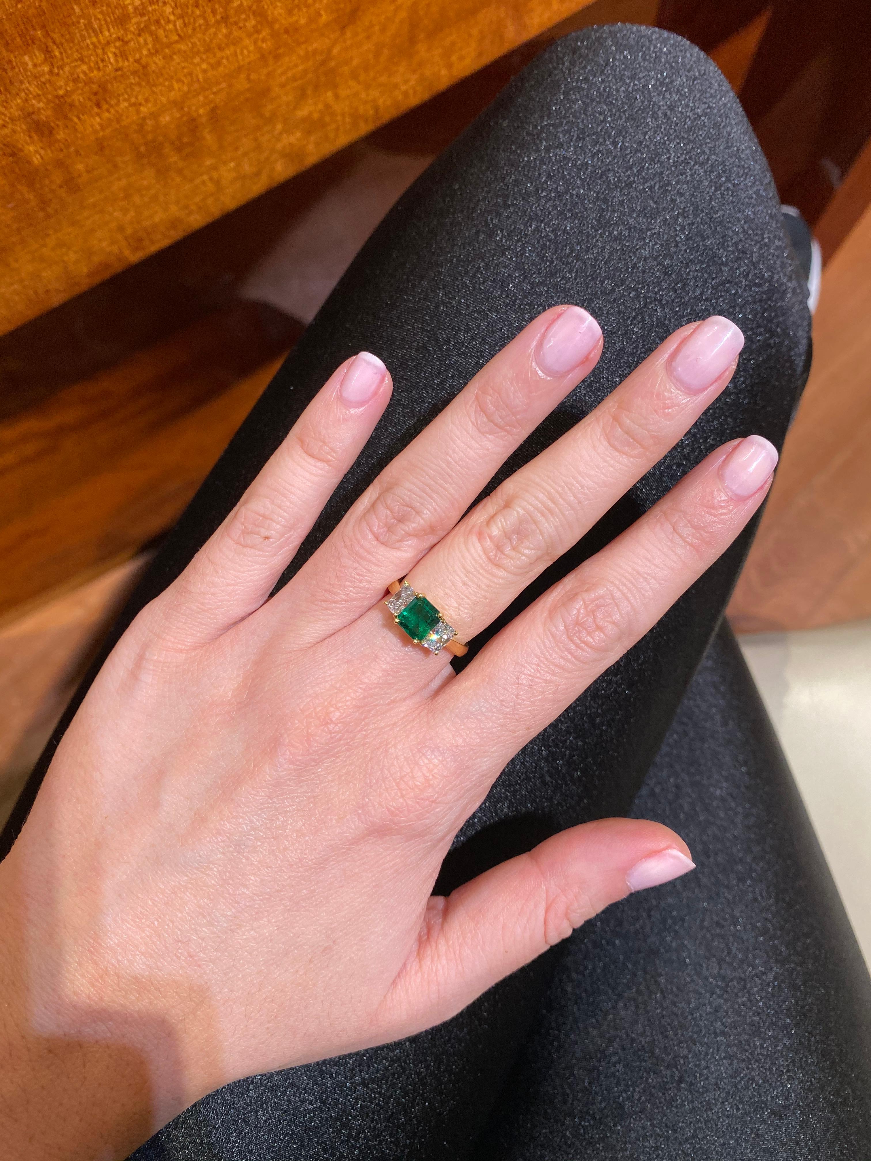 Hammerman Brothers Emerald and Diamond Ring In New Condition For Sale In New York, NY