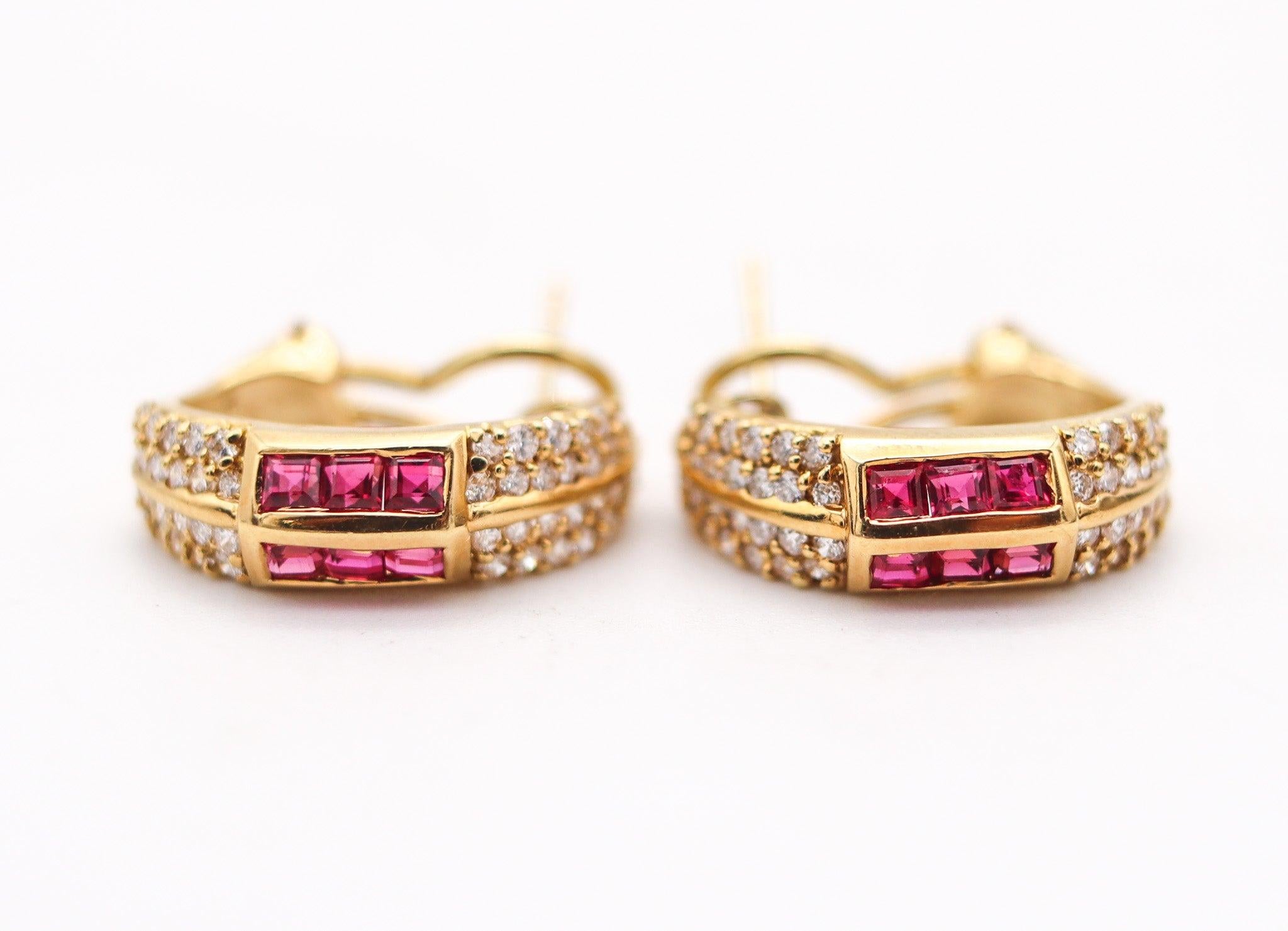 Taglio brillante Hammerman Brothers Orecchini a cerchio in oro giallo 18Kt con diamanti e rubini in vendita