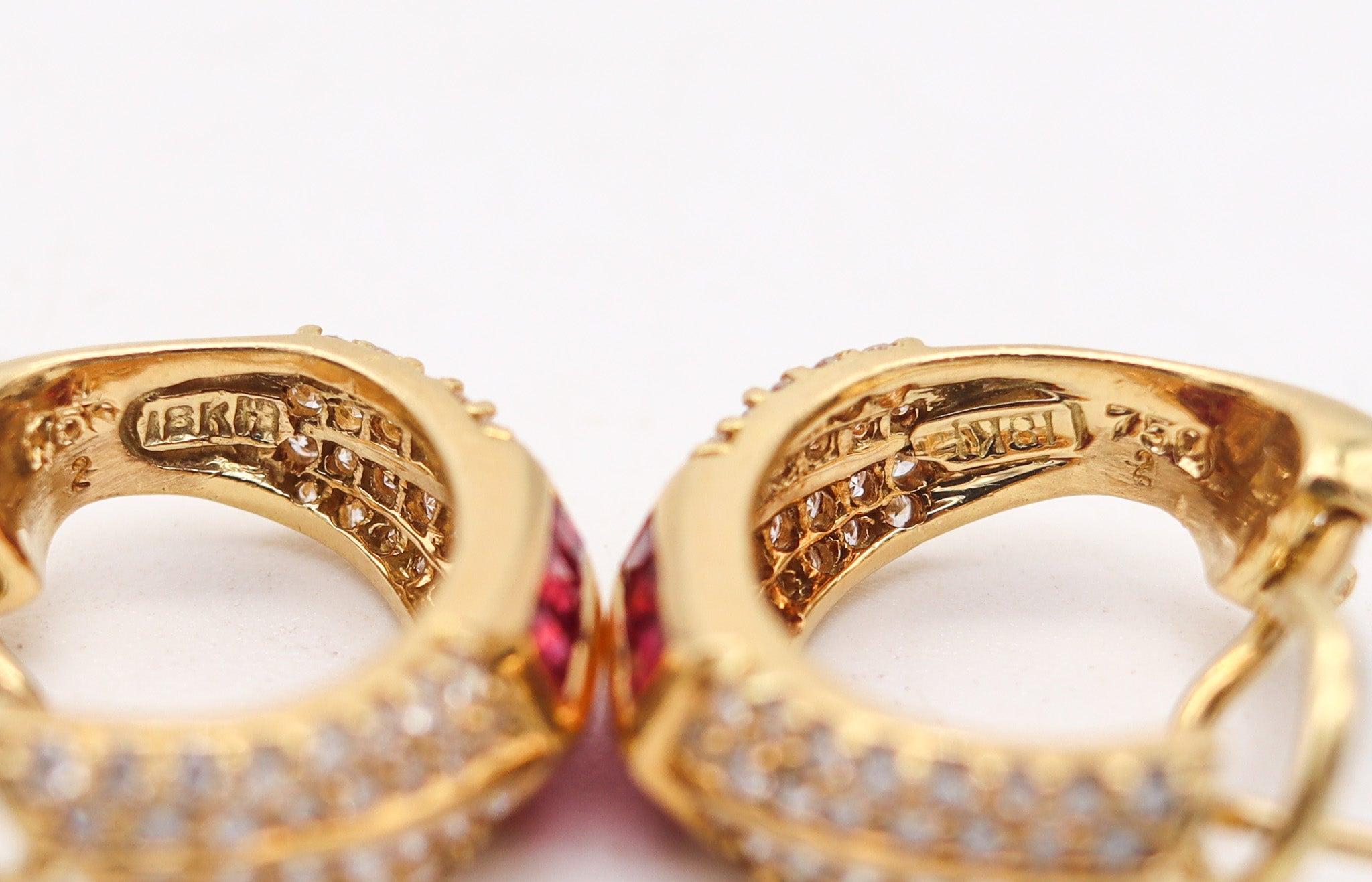 Hammerman Brothers Orecchini a cerchio in oro giallo 18Kt con diamanti e rubini In condizioni ottime in vendita a Miami, FL