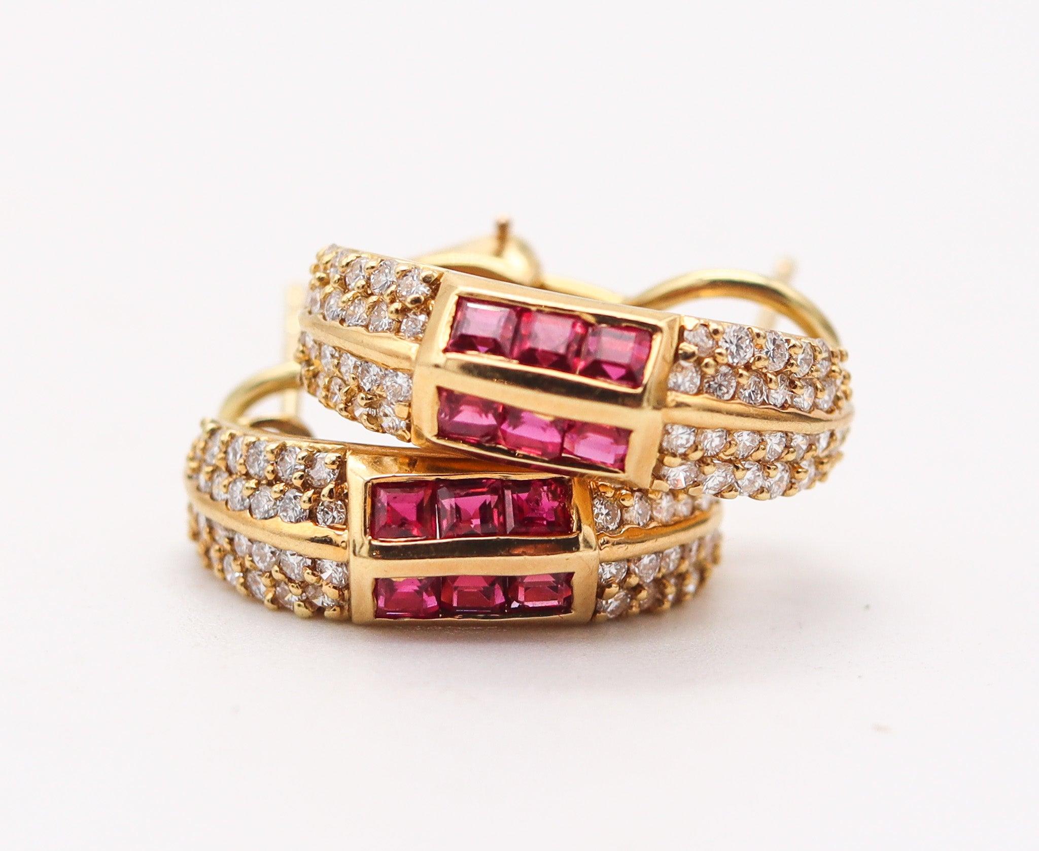 Hammerman Brothers Orecchini a cerchio in oro giallo 18Kt con diamanti e rubini in vendita 1