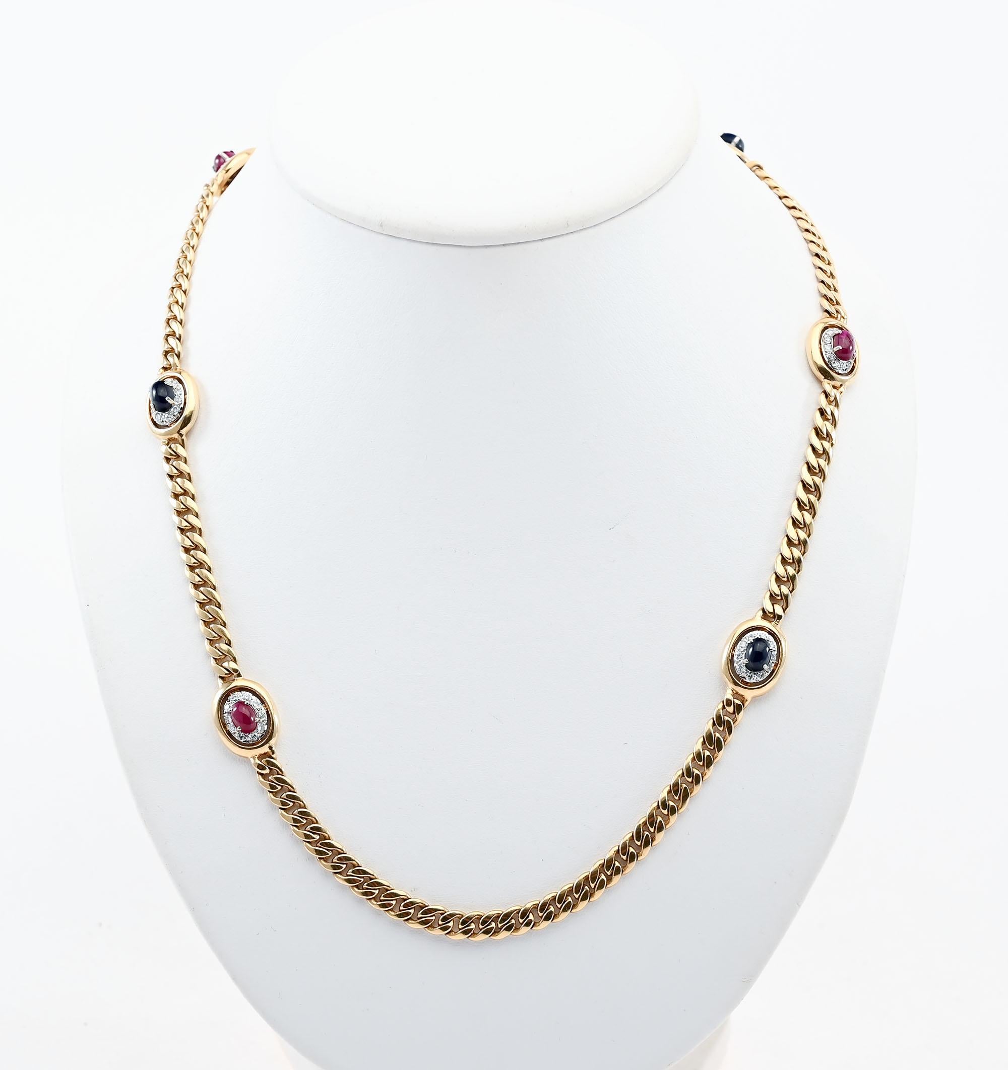 Collar de eslabones Hammerman Brothers con rubíes y zafiros cabujones rodeados de diamantes. Tres eslabones ovalados de rubí y tres de zafiro están rodeados de diamantes. El total de 60 diamantes pesa aproximadamente 2 quilates. 
El collar mide 28