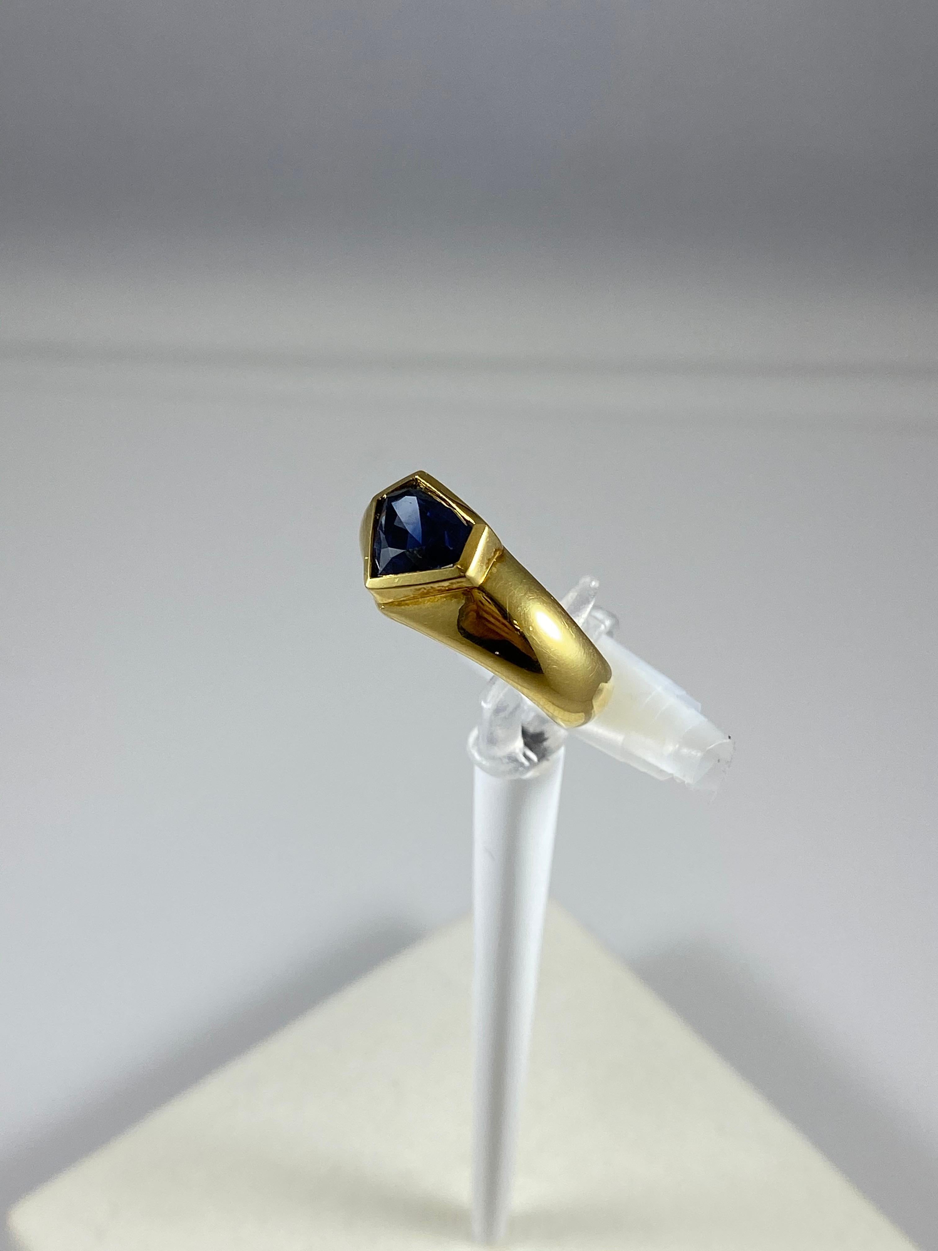 Hammerman Brothers Sapphire Kite Ring In New Condition For Sale In New York, NY