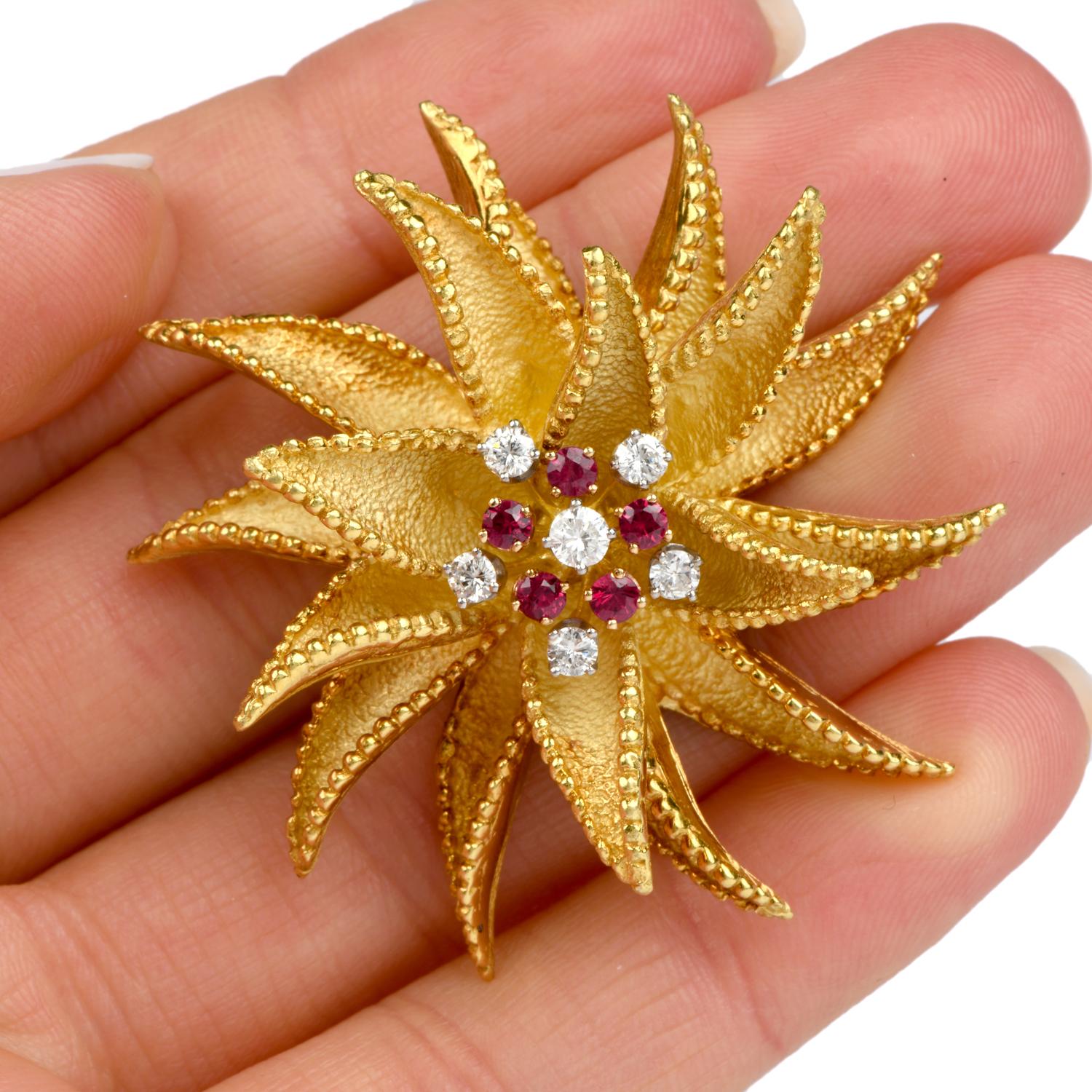 Diese bemerkenswert gestaltete Vintage-Brosche wurde in einem 
floralen Pinwheel-Motiv und aus 18 Karat Gold gefertigt.
Jedes Blütenblatt ist sorgfältig mit einer fein geschliffenen Perle versehen 
muster an den Rändern und eine sandgestrahlte Optik
