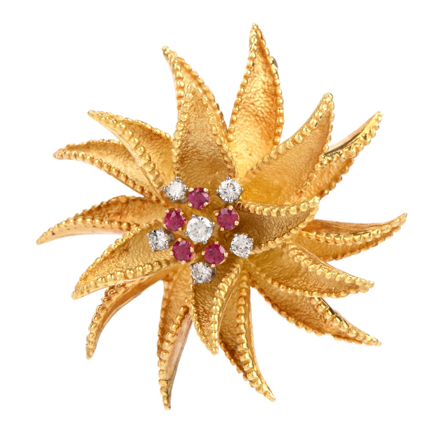 Rétro Hammerman Brothers Broche vintage à fleurs en or 18 carats avec diamants et rubis en vente