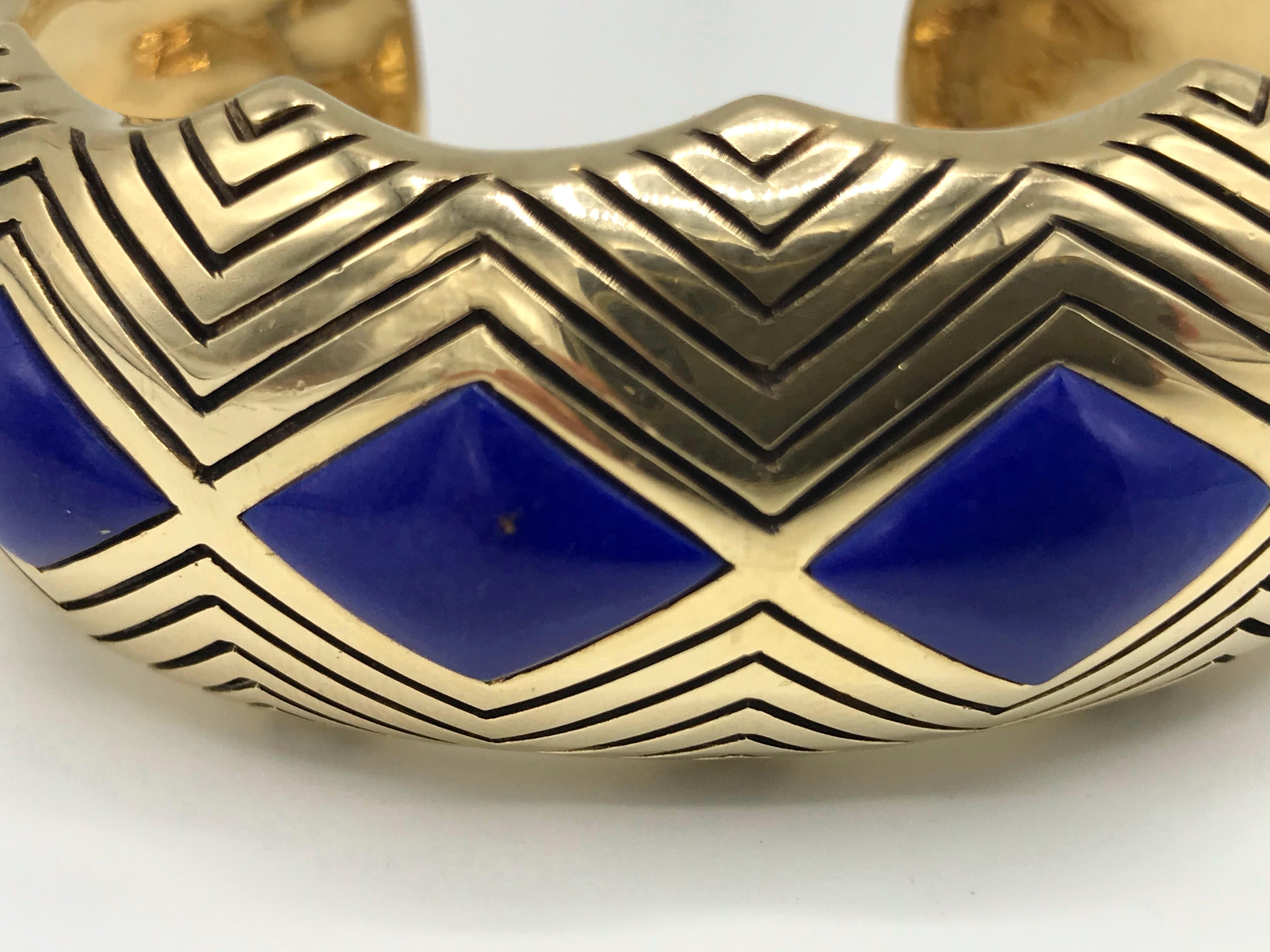 Vintage (c.1980s) chunky bracelet made of 14k textured yellow gold and lapis lazuli by Hammerman Brothers.
Stamped with a hallmark for 14k gold and the Hammerman Brothers maker's mark.
Measurements: 6.5