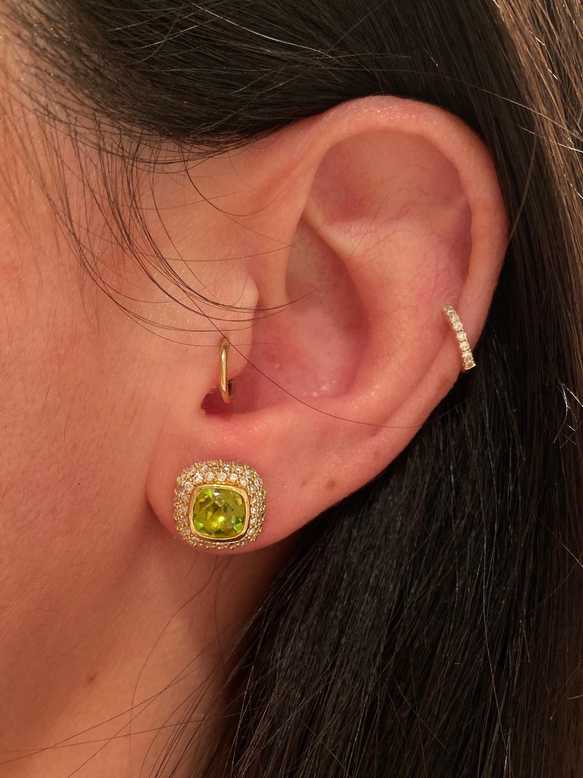 18 karat yellow gold diamond and peridot stud earrings. 136 diamonds for 0.97 carats, and 2 peridot for 2.23 carats. 