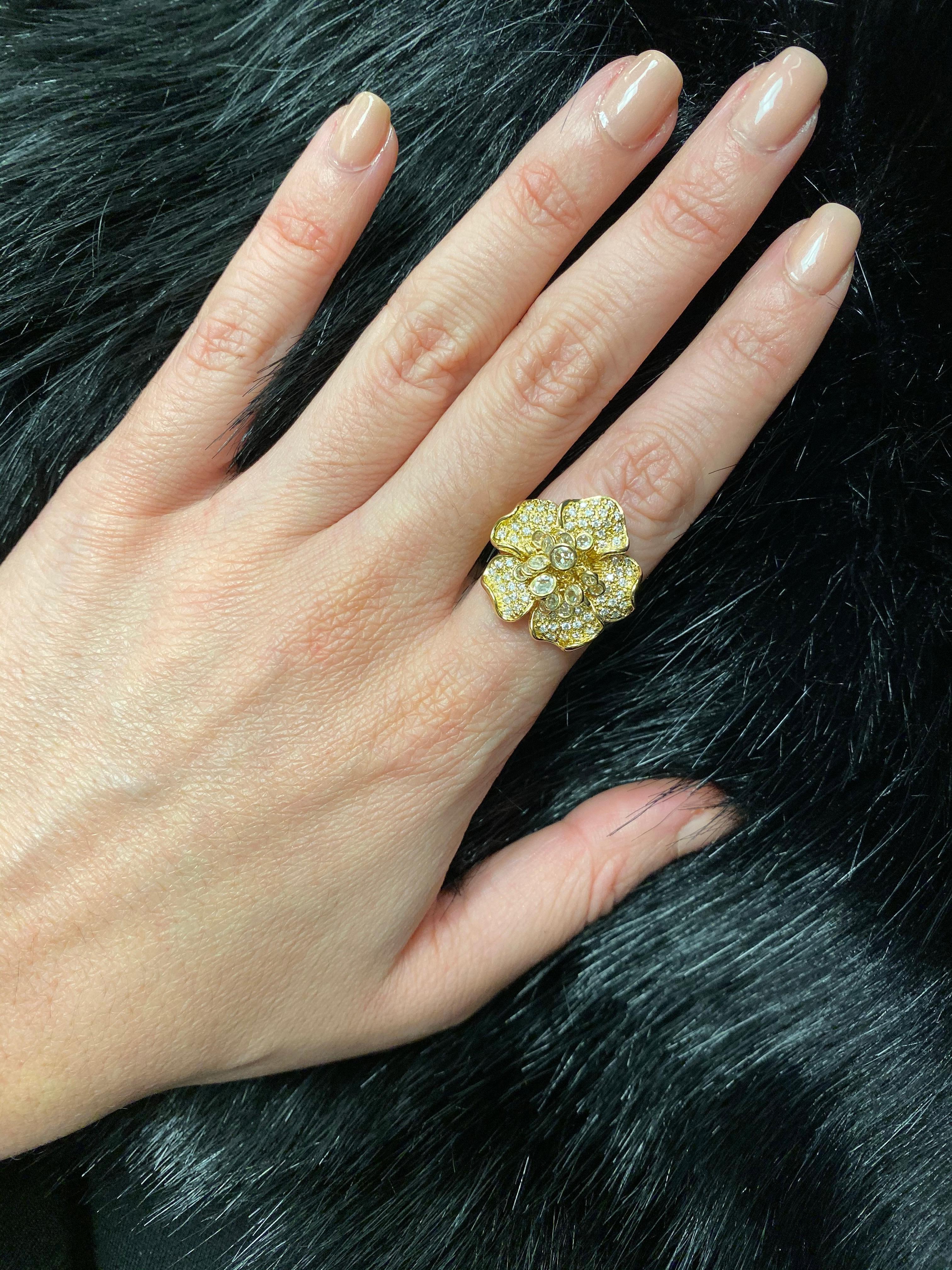 18 karat yellow gold diamond flower shaker ring. Bezel wrapped diamonds dangle and shake with the movement of your hand.  The ring is a size 6.5. There are 1.13 carats of diamonds. 