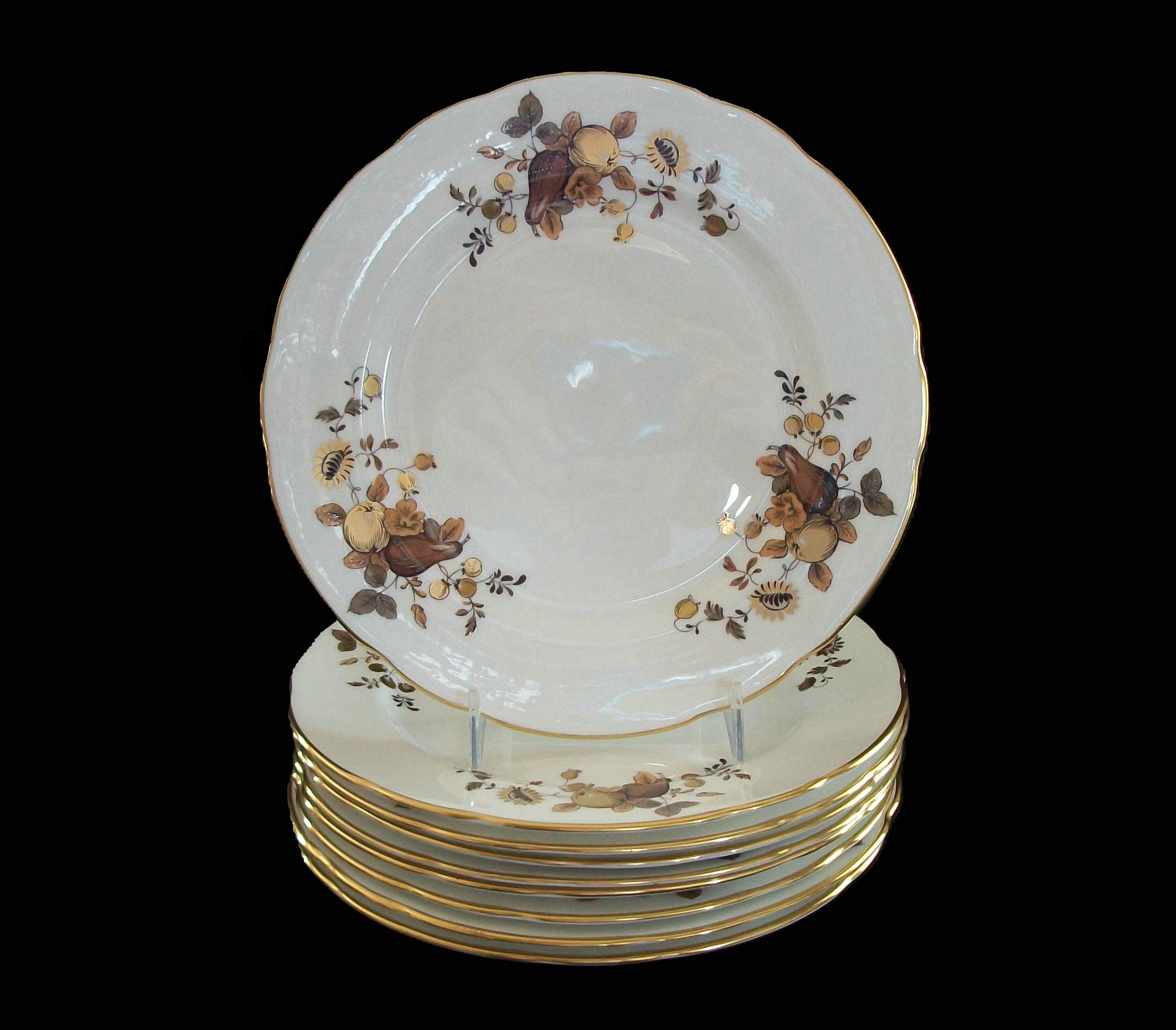 HAMMERSLEY & CO. - Nueve platos de postre vintage de porcelana china con decoración frutal y floral en tonos otoñales dorados, marrones y beige, con bordes ondulados dorados en cada plato - cada pieza está firmada en la base - Reino Unido - hacia la