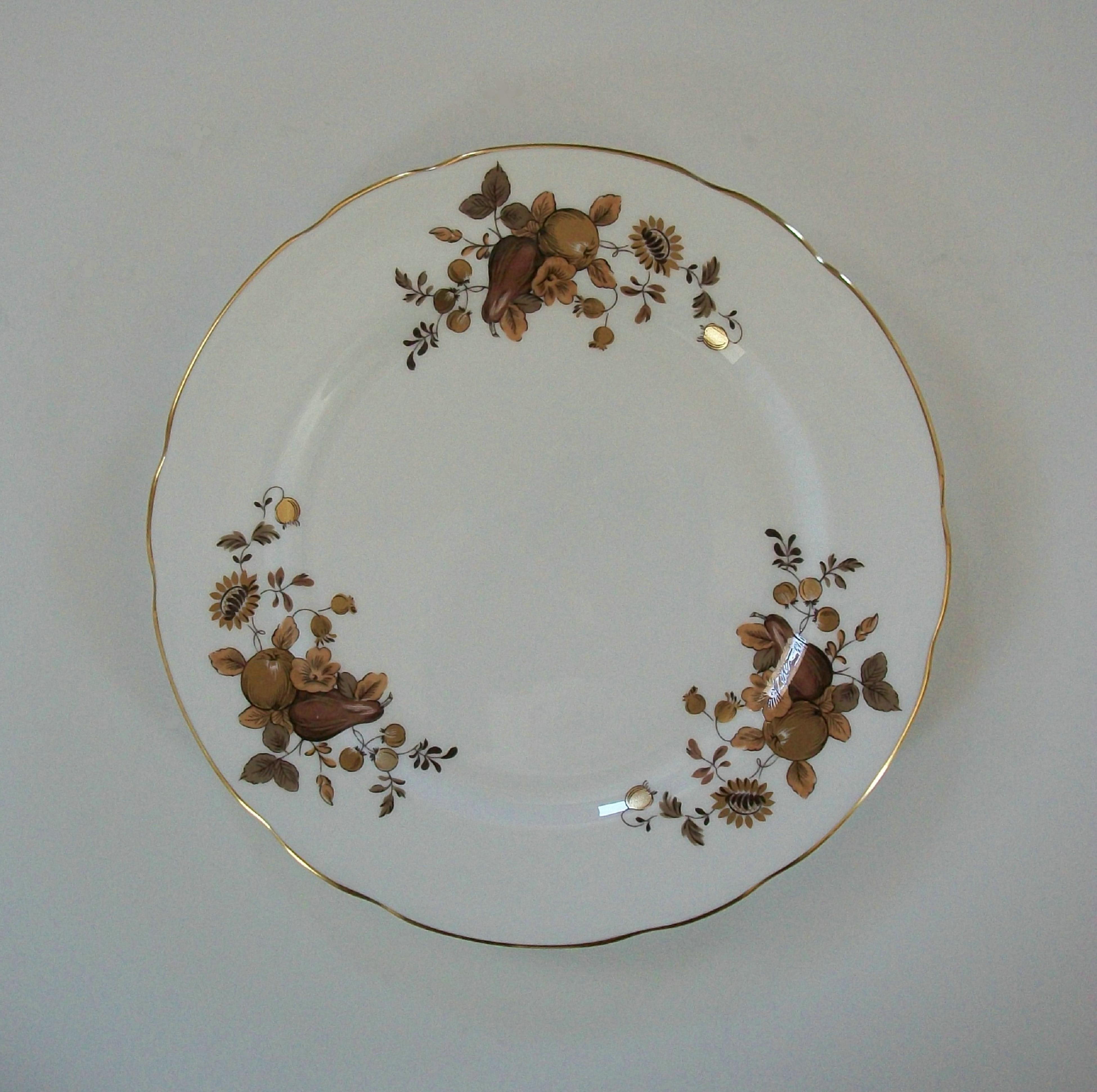 HAMMERSLEY & CO. - Nueve Platos de Postre Vintage de China de Hueso - Reino Unido - Circa 1950's en Bueno estado para la venta en Chatham, ON