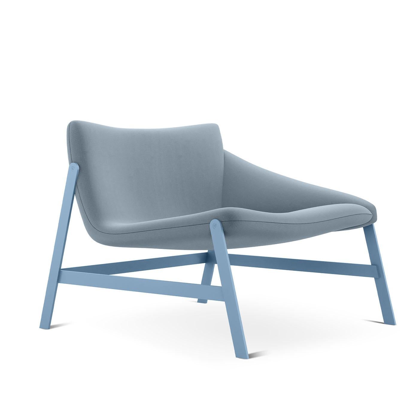 La chaise longue Hammock Light-Blue avec accoudoir présente un design minimaliste et irrégulier inspiré du hamac classique. Sa structure métallique met en valeur les lignes géométriques claires de la chaise, contrastant élégamment avec le doux