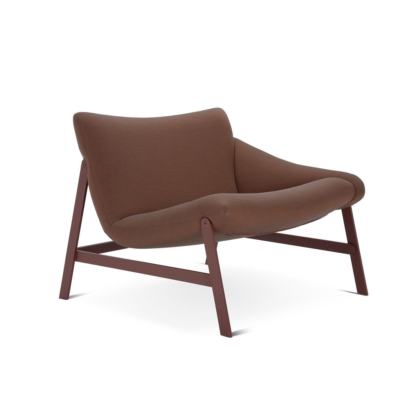 La sedia Hammock Right Red con braccioli presenta un design minimalista e rigoroso ispirato all'elegante semplicità dell'amaca. La sua particolare struttura in metallo accentua le chiare linee geometriche della sedia, mentre il rivestimento rosso