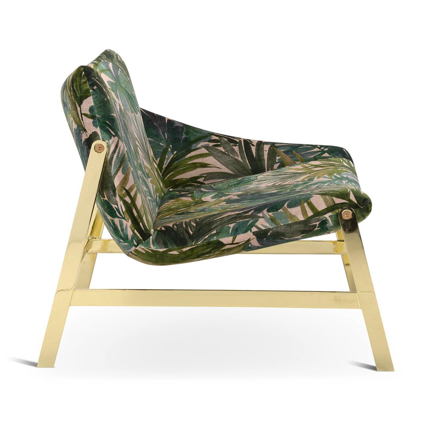Ein stilvolles Design, ideal für luxuriöse Wohnungen. Dieser Sessel wurde für die Hammock-Serie entworfen und zeichnet sich durch eine sanfte Rundung und eine einzelne Armlehne aus. Das dynamische Metallgestell glänzt golden und harmoniert mit den