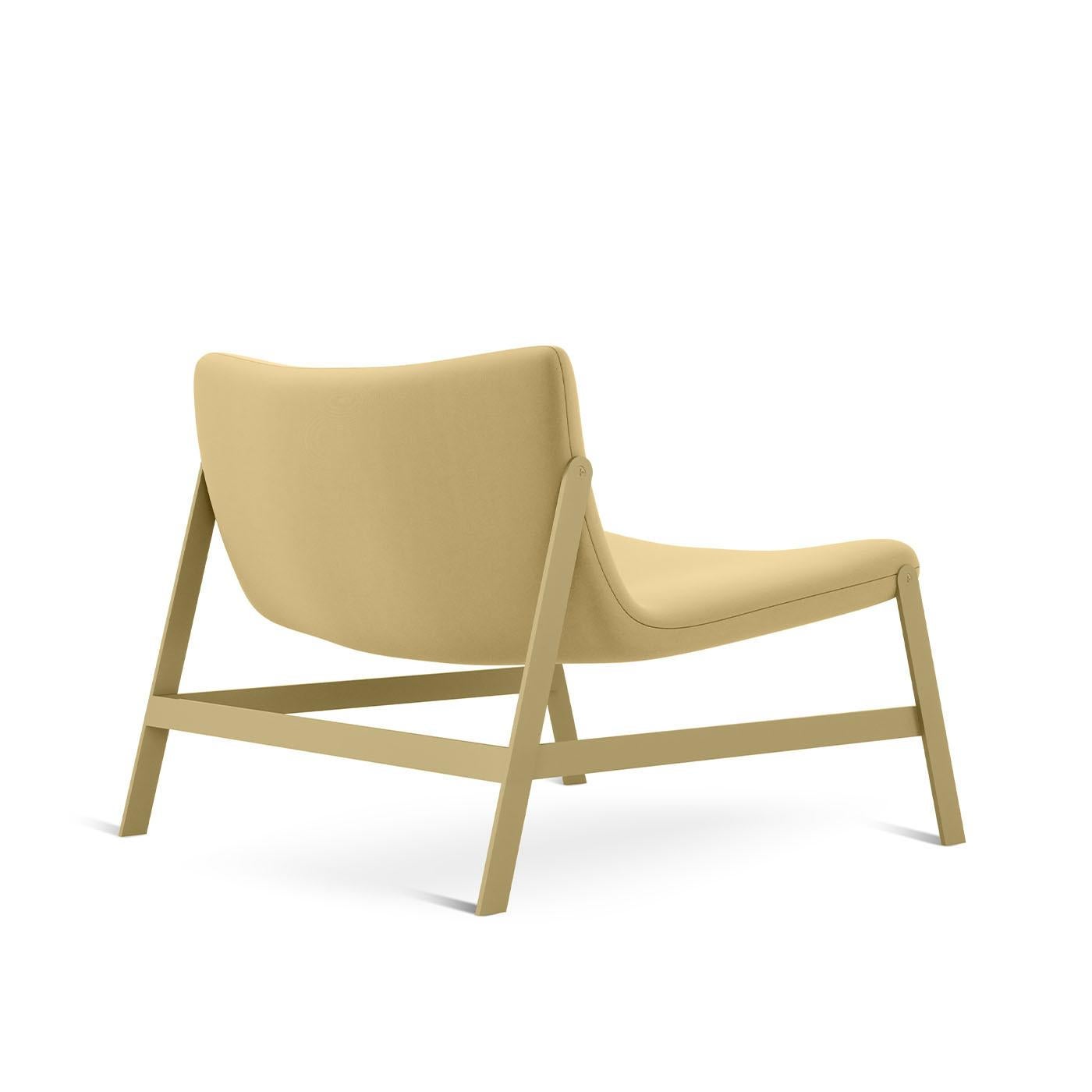 La sedia da salotto Hammock Yellow Textile combina un design minimalista con una struttura unica ispirata all'amaca. La sua struttura metallica portante mette in evidenza linee geometriche chiare, creando un contrasto sorprendente con l'imbottitura