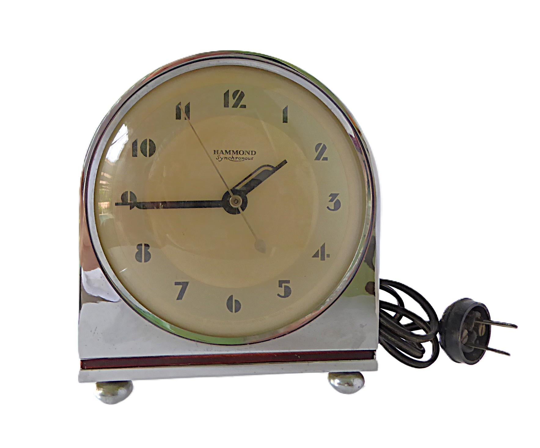 Orologio d'epoca Art Déco progettato e prodotto da Hammond Clock Co. di Chicago. Questo è l'orologio sincrono Grenadier con l'innovativo motore elettrico di Laurens Hammond.
 I numeri delle ore sul quadrante dell'orologio, con un carattere Deco,