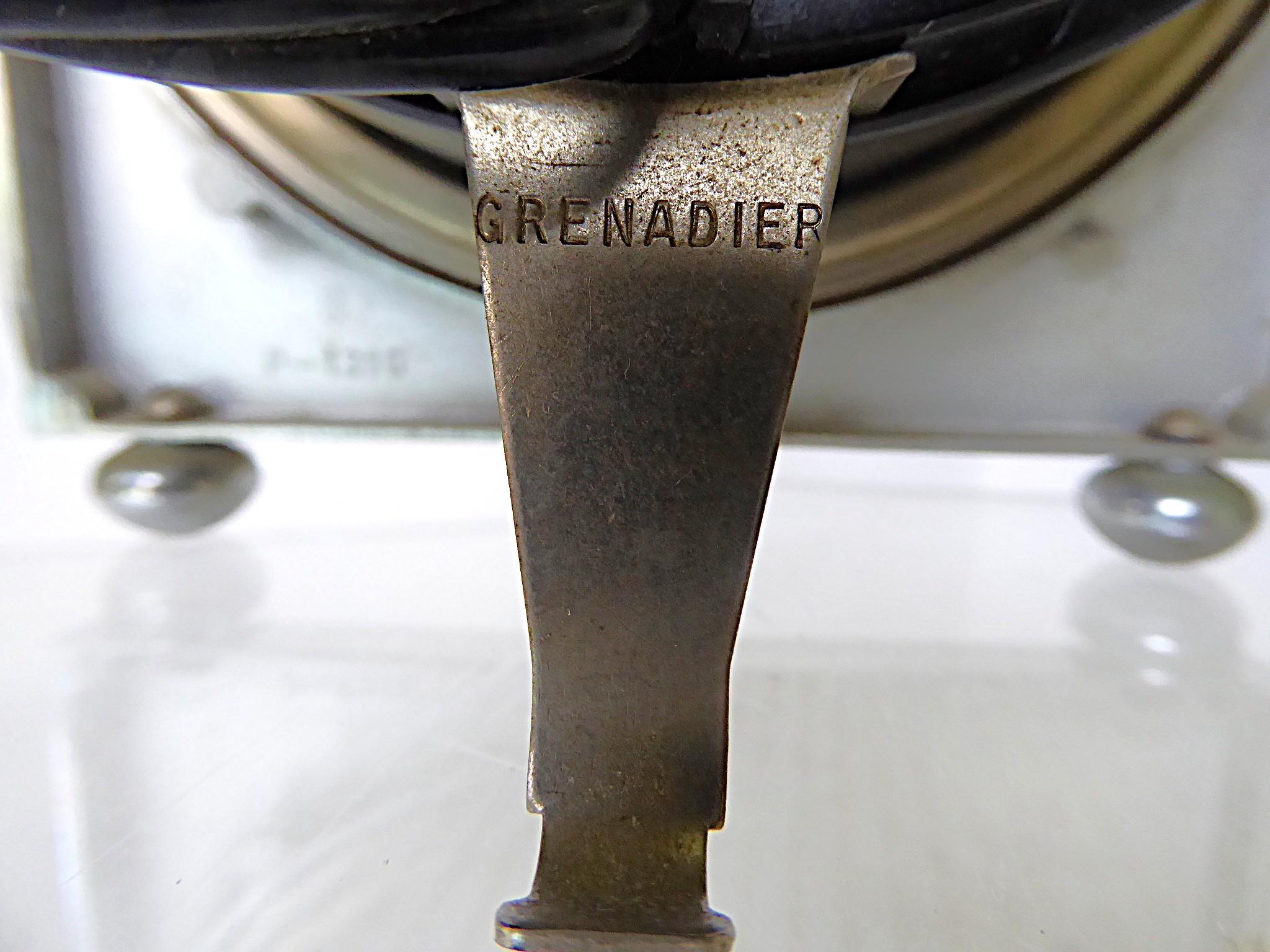 Metà XX secolo Hammond Art Deco GRENADIER Orologio elettrico da tavolo sincrono cromato 1930s in vendita
