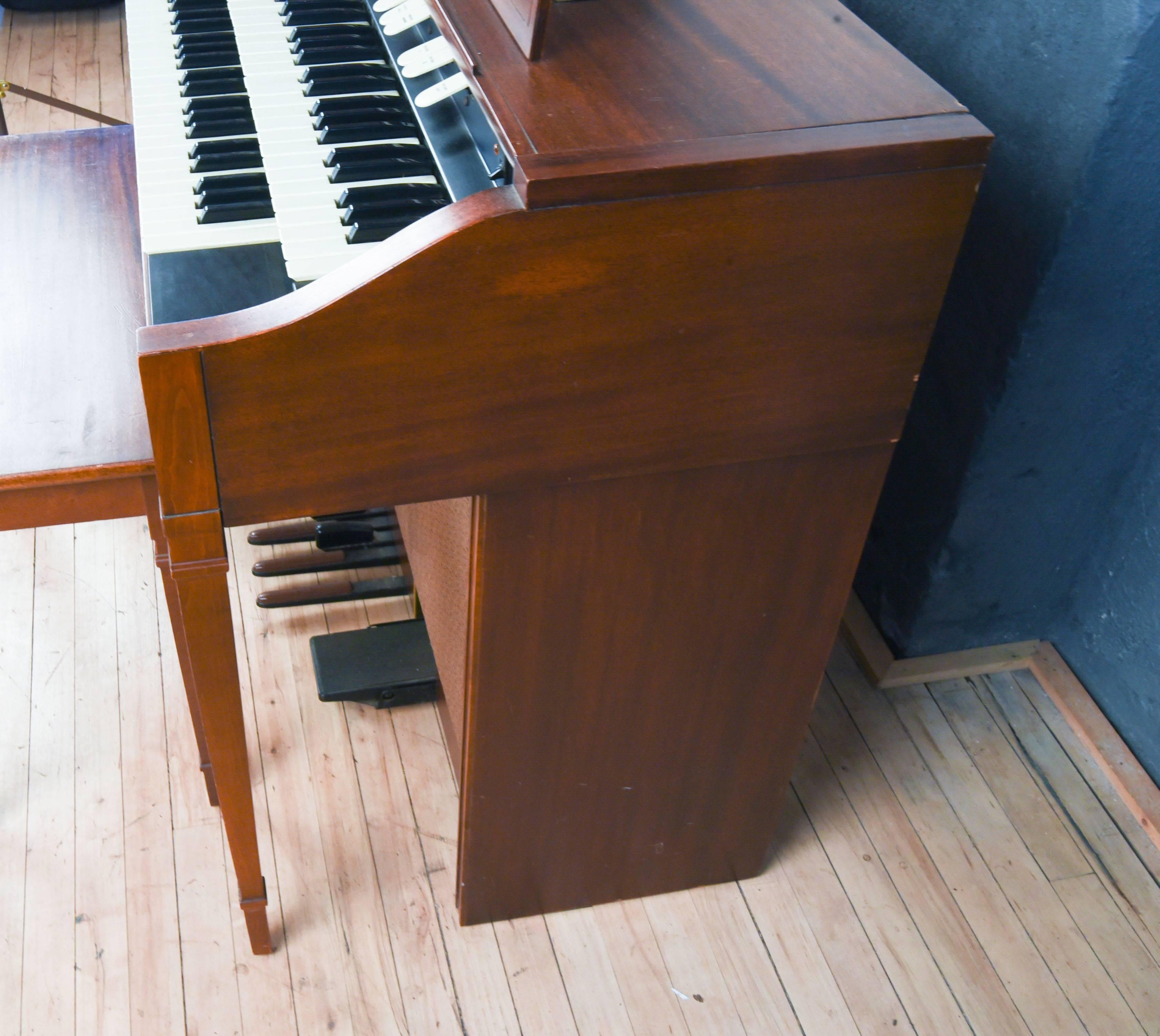 Hammond Model L-111A Tube Organ with Bench In Good Condition In Norwalk, CT