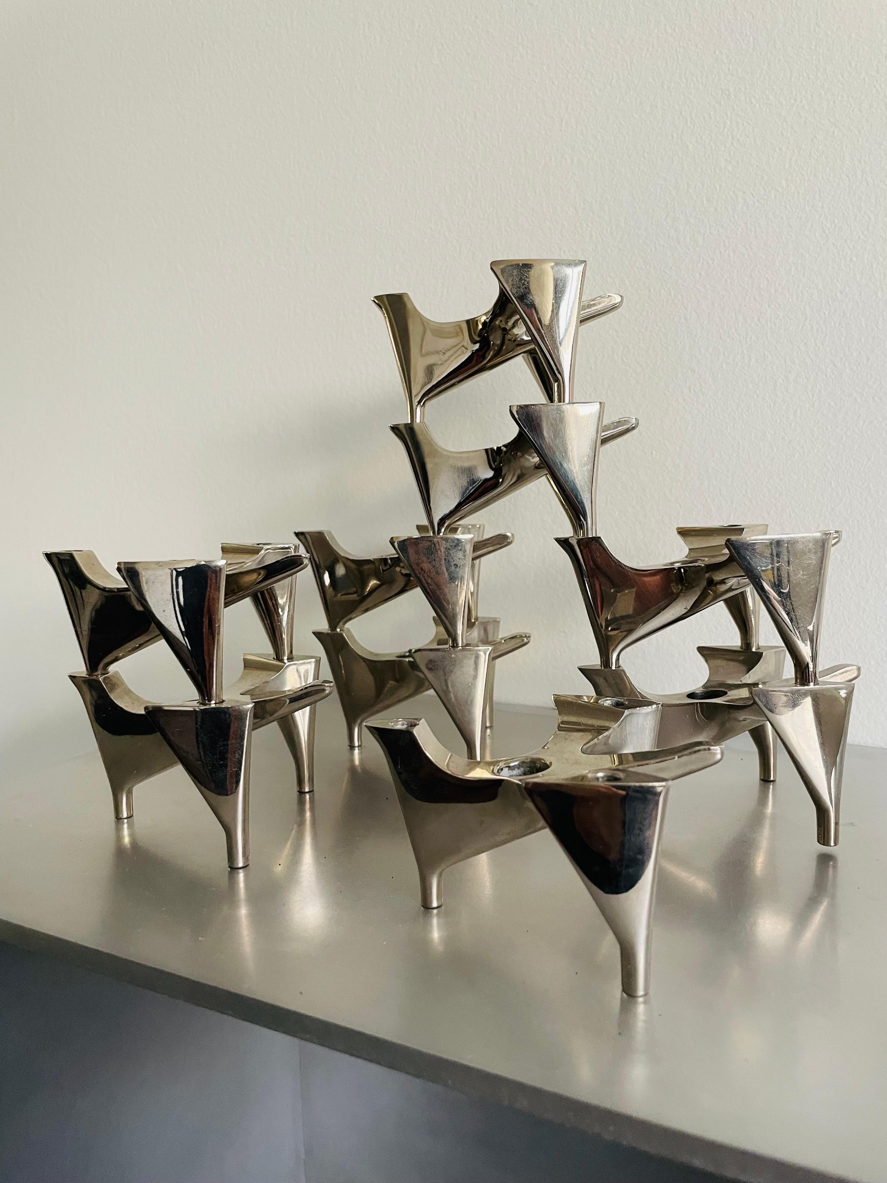'Vogelflug' (birdflight) candle holders by Hammonia-Motard.
A rare set of stackable, chrome-plated candle holders in a beautiful condition.
Price is for each piece. (10) available.

Made in Germany, Circa 1960s.

Chrome plated.

Dimensions of each
