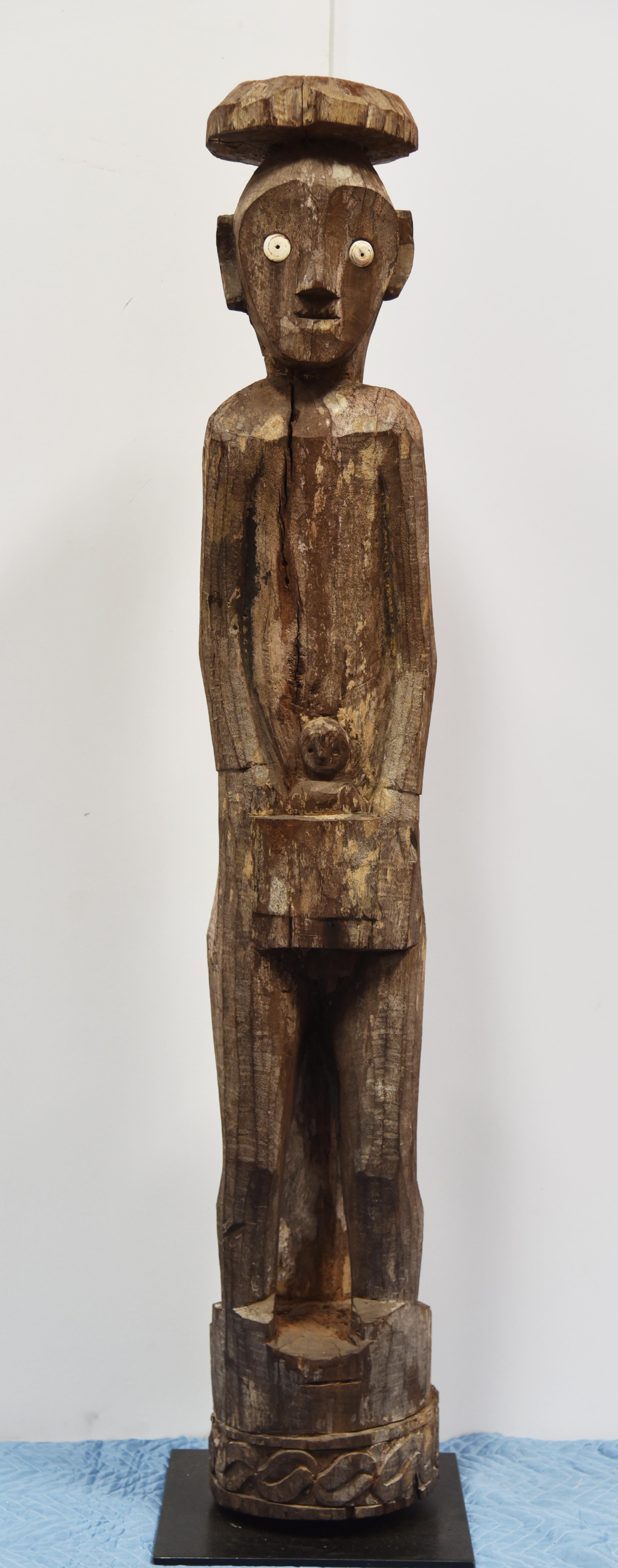 Hampadong - Kalimantan Tribal Art Carved Figure - Maile with Child For Sale 3