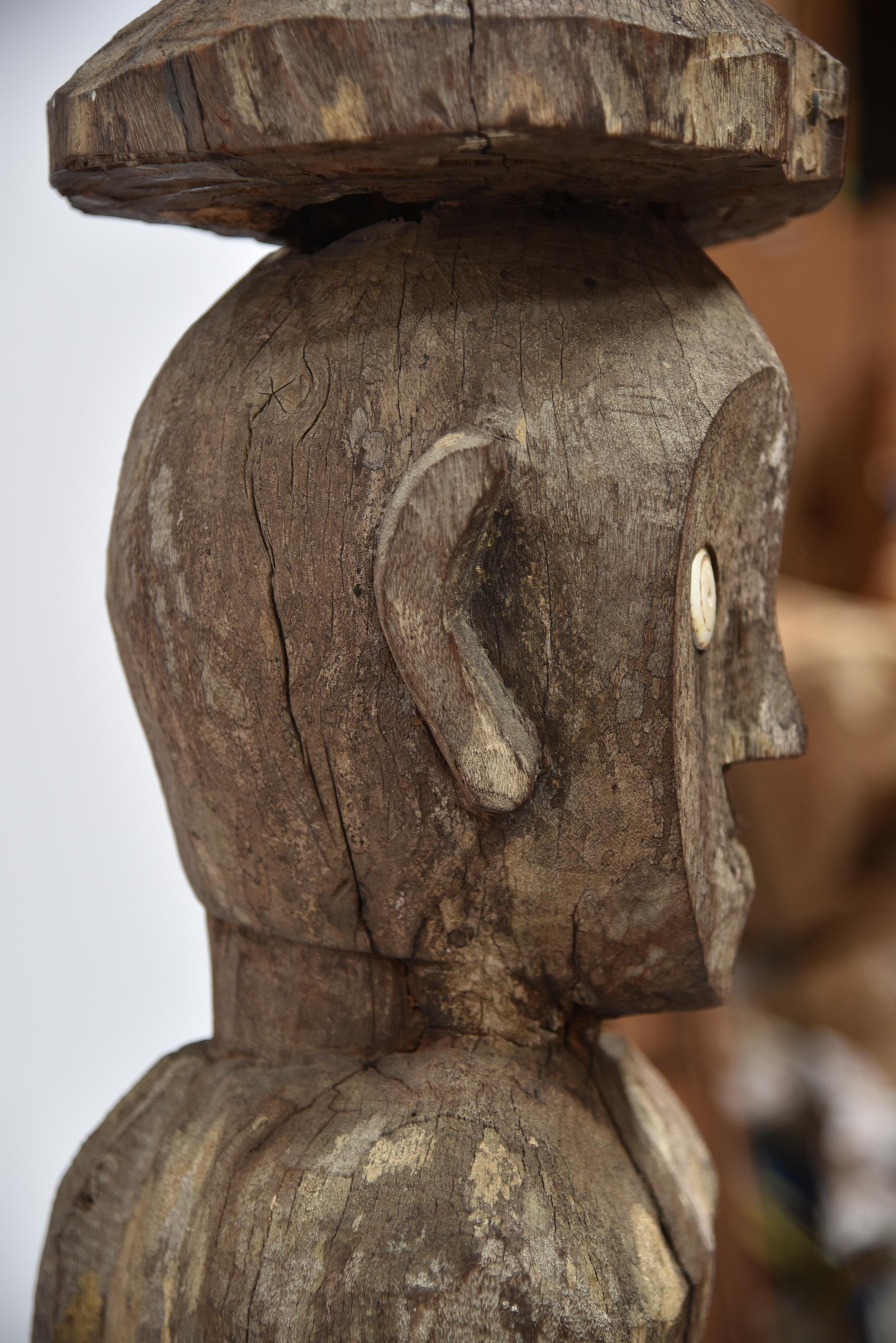 Hampadong - Kalimantan Tribal Art Carved Figure - Maile with Child For Sale 5