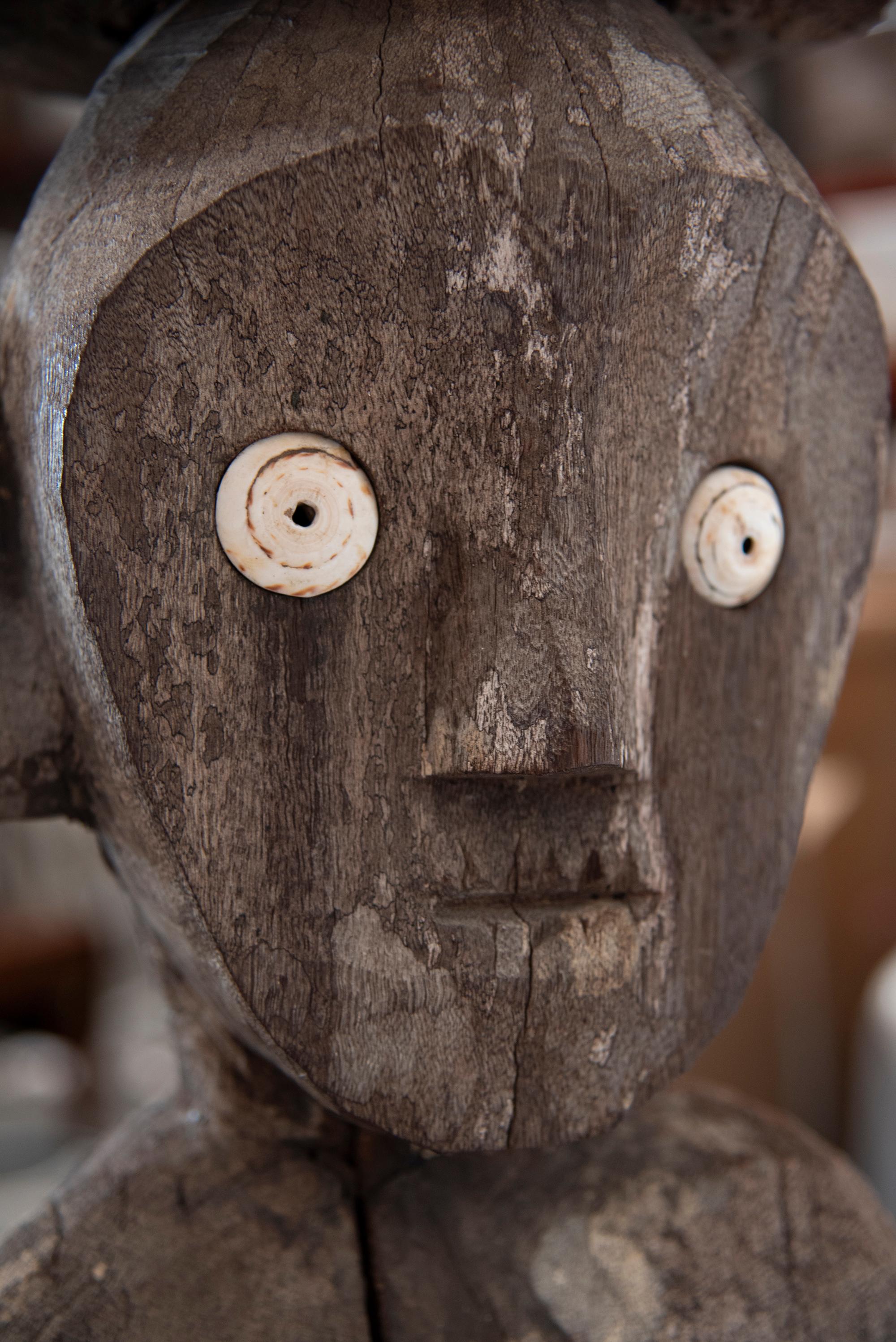 Hampadong - Kalimantan Tribal Art Carved Figure - Maile with Child For Sale 11