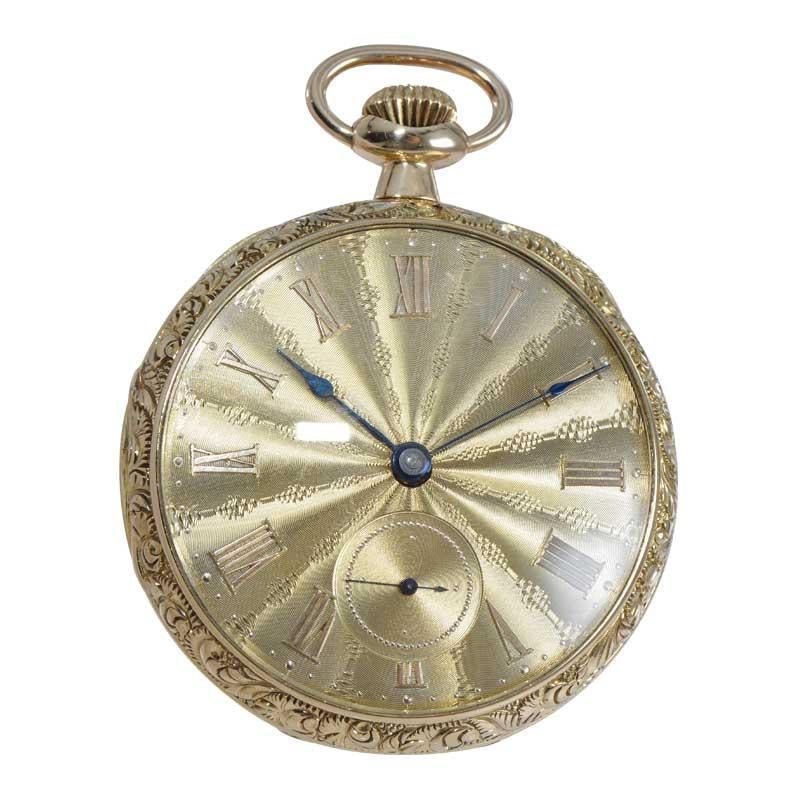 USINE / MAISON : Hampden Watch Co.
STYLE / RÉFÉRENCE : Face ouverte / Mouvement de haute qualité
METAL / MATERIAL : Or jaune massif 18Kt
CIRCA / ANNÉE : 1904
DIMENSIONS / TAILLE : Diamètre 53mm
MOUVEMENT / CALIBRE : Remontage manuel / 17 rubis