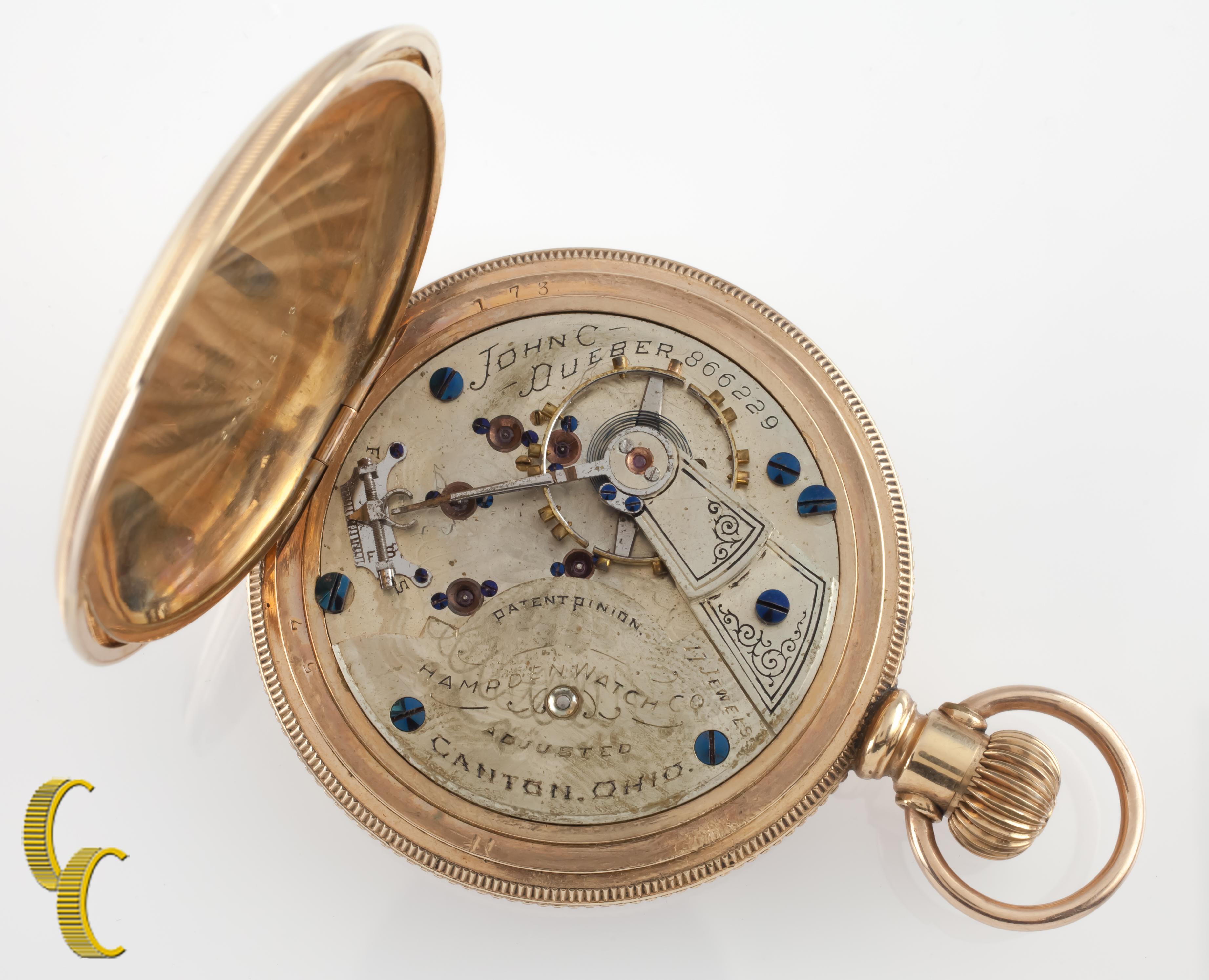 Belle montre de poche Hampden ancienne avec cadran blanc, aiguilles noires et cadran des secondes dédié
Boîtier en or jaune 14 carats avec un design complexe gravé à la main sur le boîtier
Chiffres romains noirs
Numéro de série de l'affaire