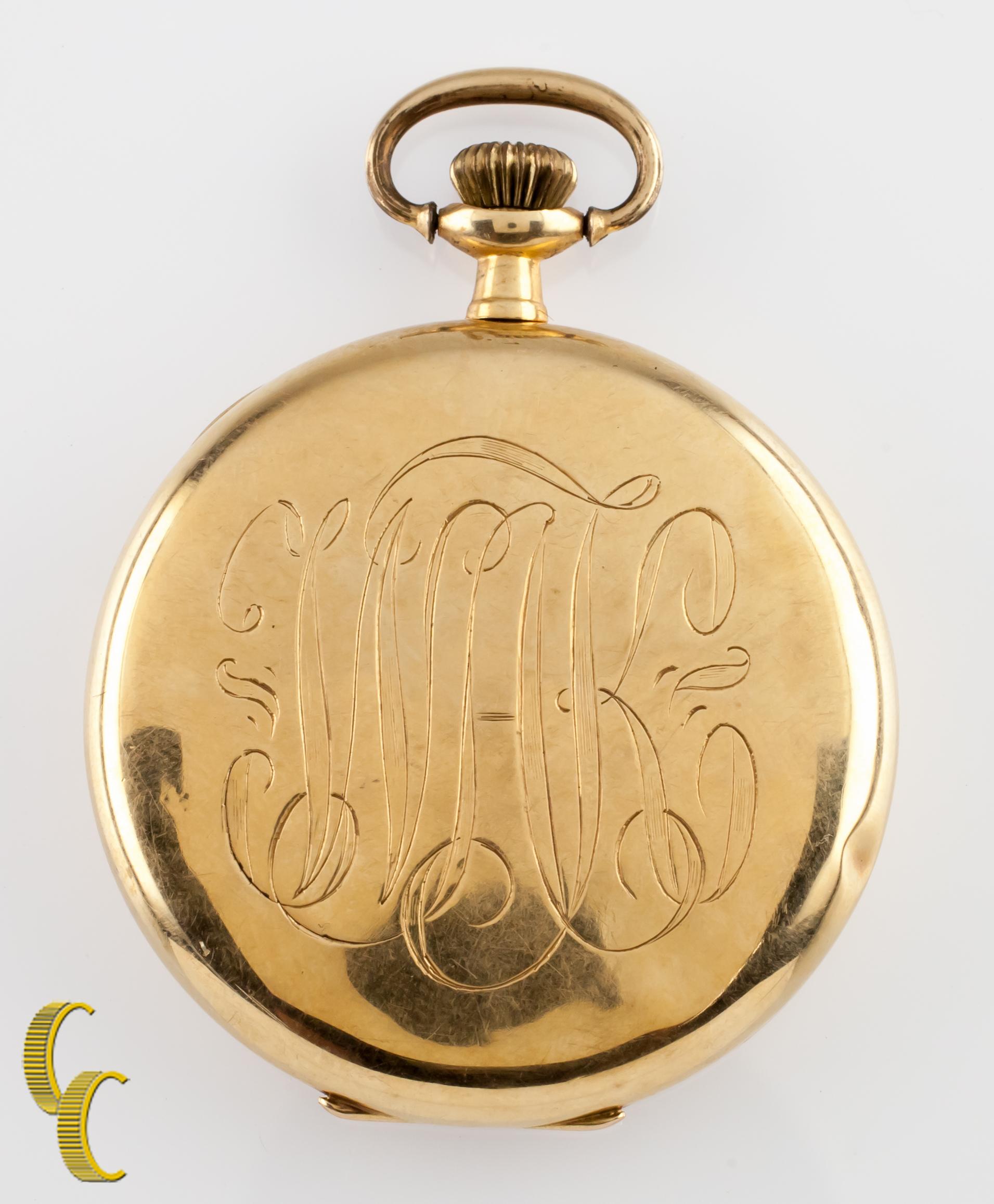 Belle montre de poche ancienne Hampden avec cadran blanc, aiguilles bleues et cadran des secondes dédié
boîtier en or jaune 14K avec motif complexe gravé à la main sur le boîtier (initiales WAK)
Chiffres arabes noirs
Numéro de série de l'affaire