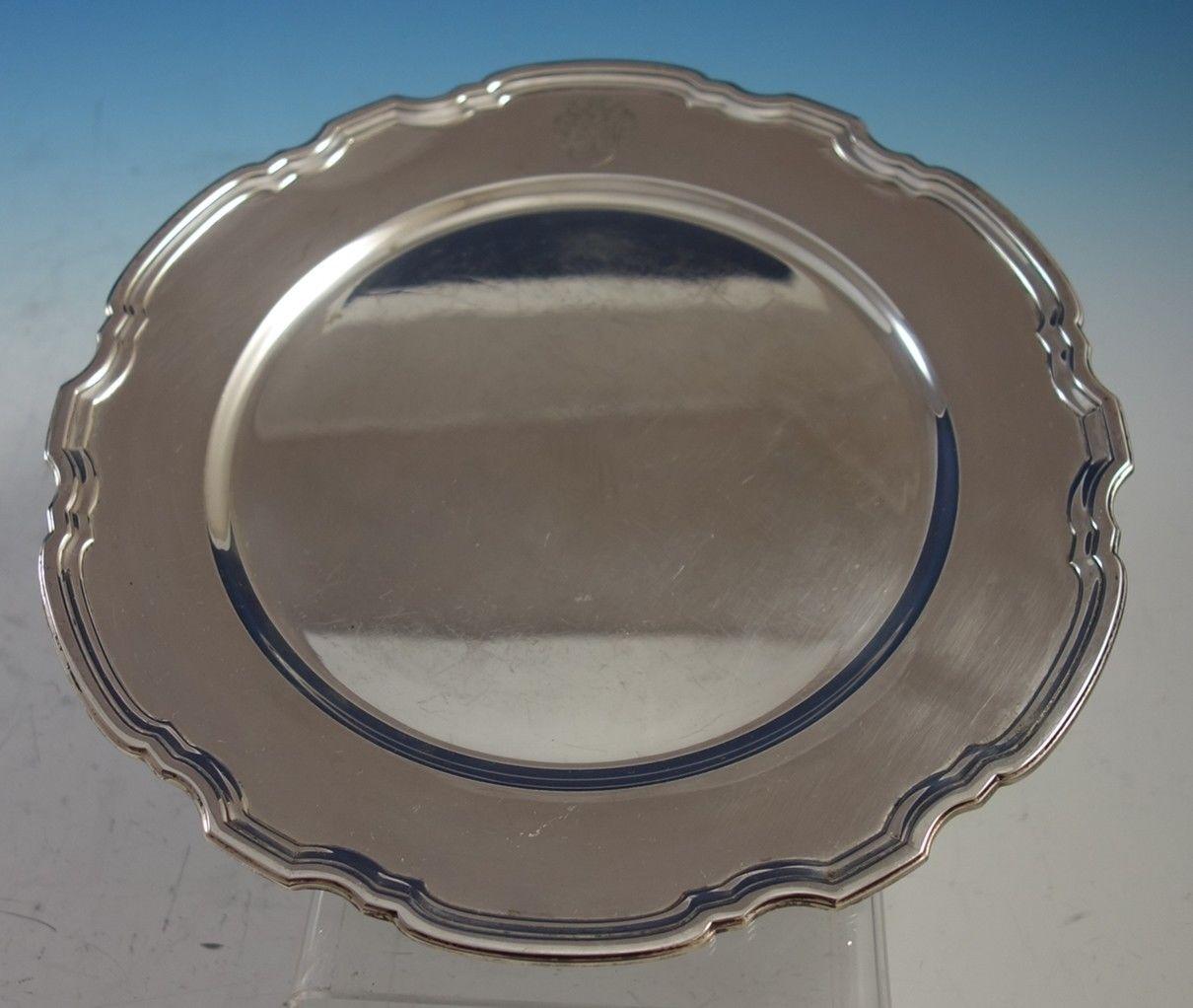 Beautiful Hampton by Tiffany & Co. sterling silver charger plate marked #20843. The plate measures 10 3/4 in diameter and weighs 19.34 troy ounces. It has a vintage engraved crest (see photos), which can be removed upon request. This charger plate