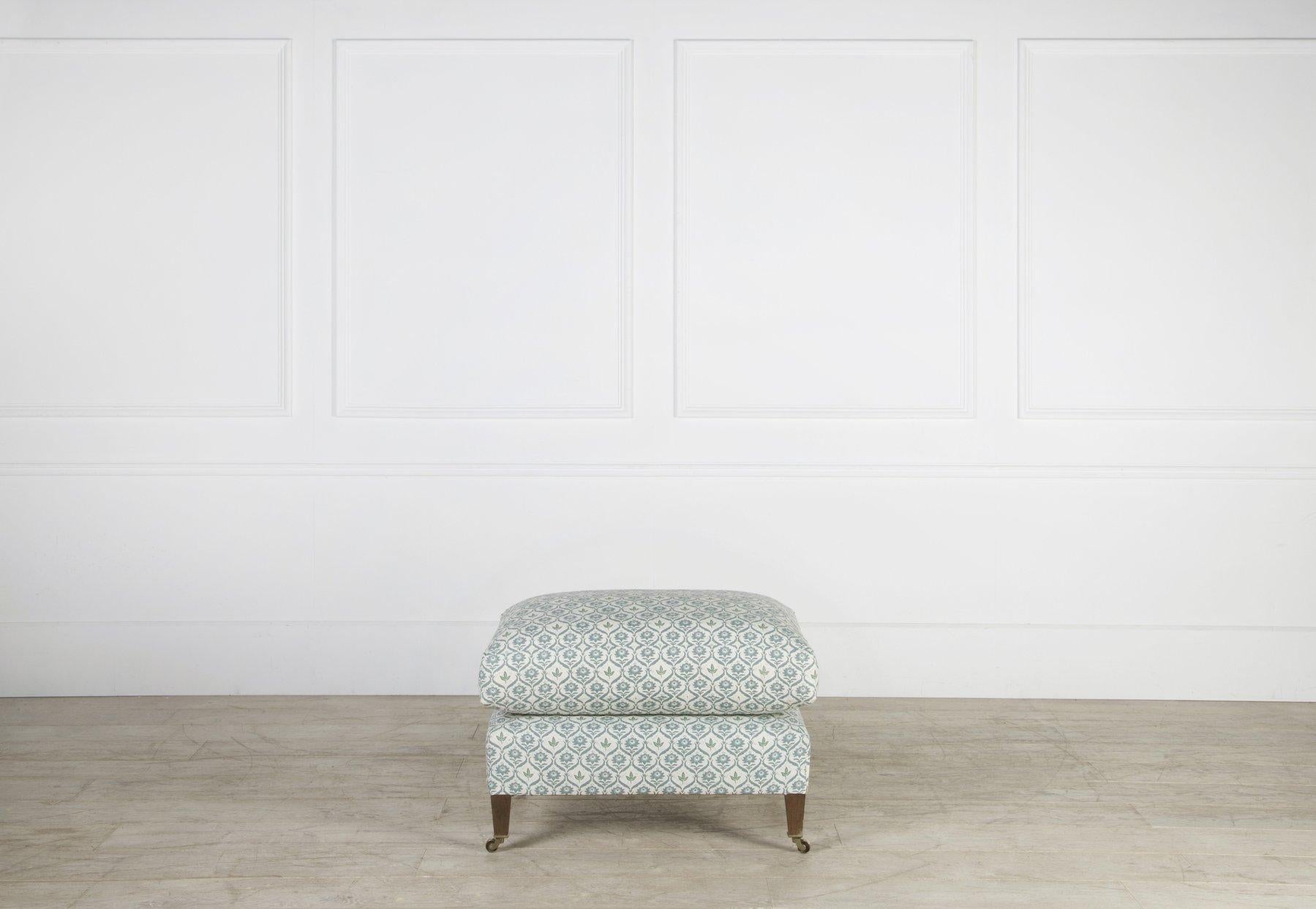 Fabriqué sur commande à partir de notre collection de tapisserie sur mesure, le pouf Hampton offre un grand confort dans ses petites proportions.  Inspiré d'un modèle Howard and Sons du XIXe siècle, le tabouret est surmonté d'un coussin de 4 pouces