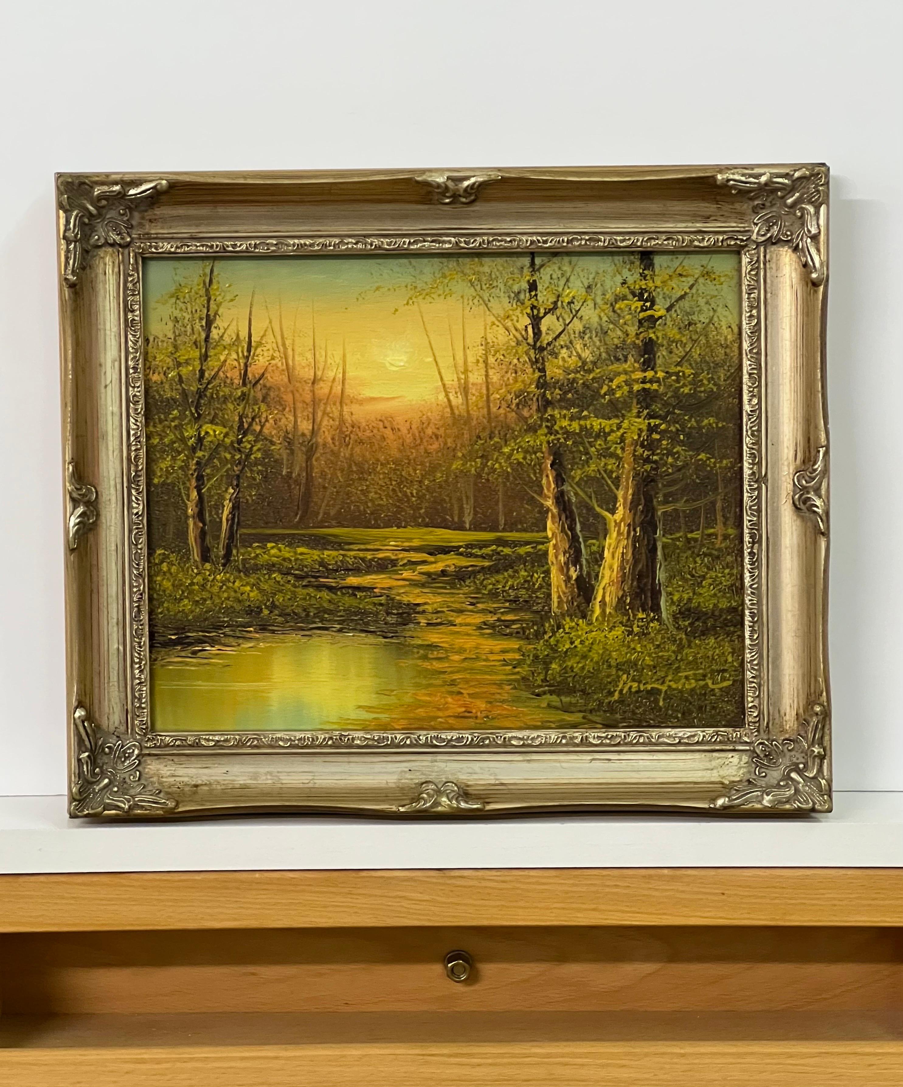 Vintage Ölgemälde von Fluss Sonnenuntergang in den Wäldern der englischen Landschaft von 20th Century British Artist. Die Bemalung in warmen Orange- und Grüntönen schafft eine einzigartige Atmosphäre. 

Kunst misst 10 x 8 Zoll 
Rahmen misst 12 x 10
