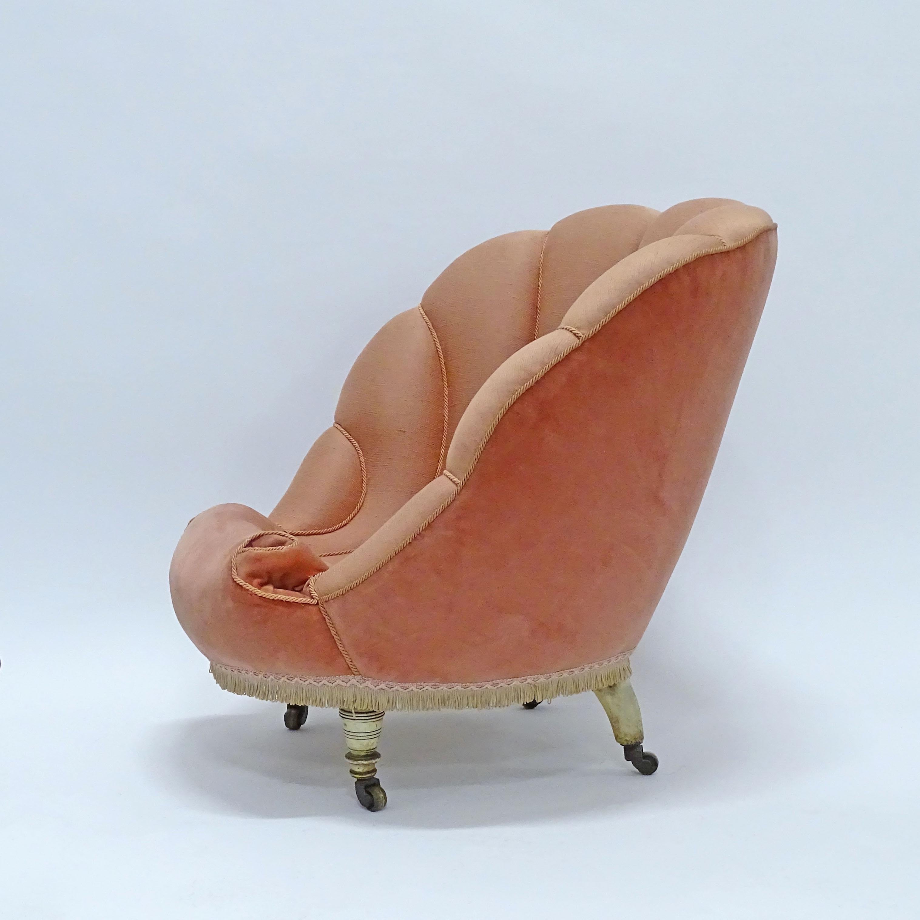 Splendida sedia a conchiglia Hampton & Sons Pall Mall London in velluto rosa antico, Inghilterra 1880
Gambe originali in noce laccato bianco e tutte conservano le rotelle in ottone firmate Hampton. 


