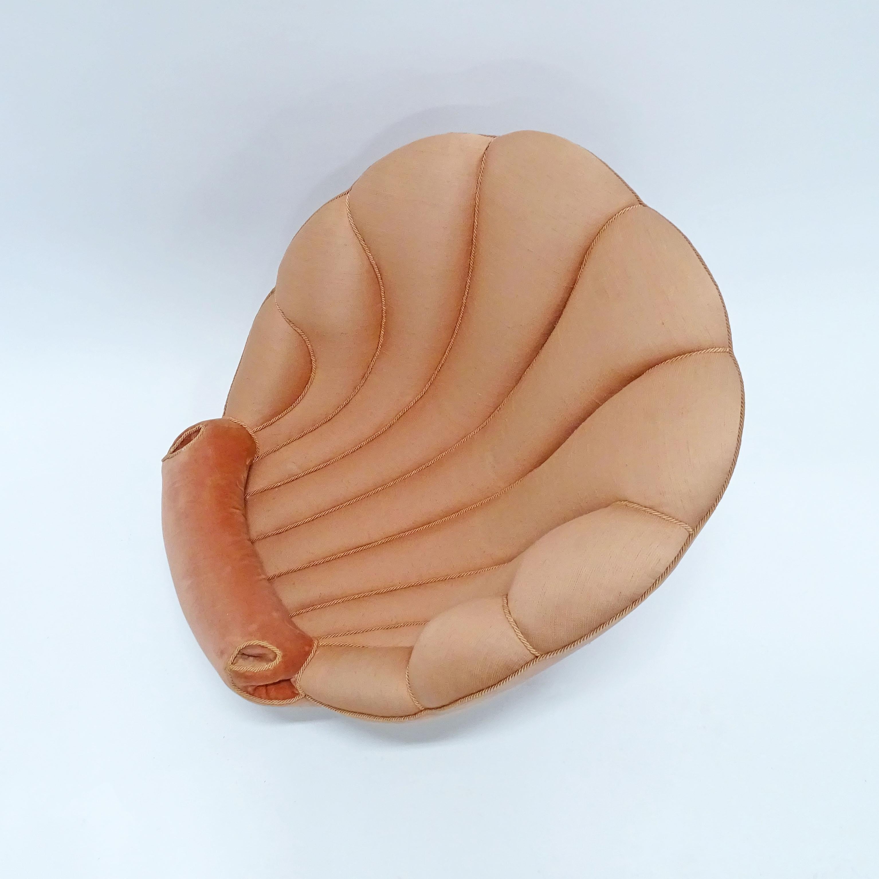 Vittoriano Hampton & Sons Pall Mall Shell Chair in velluto rosa antico, Inghilterra 1880 in vendita